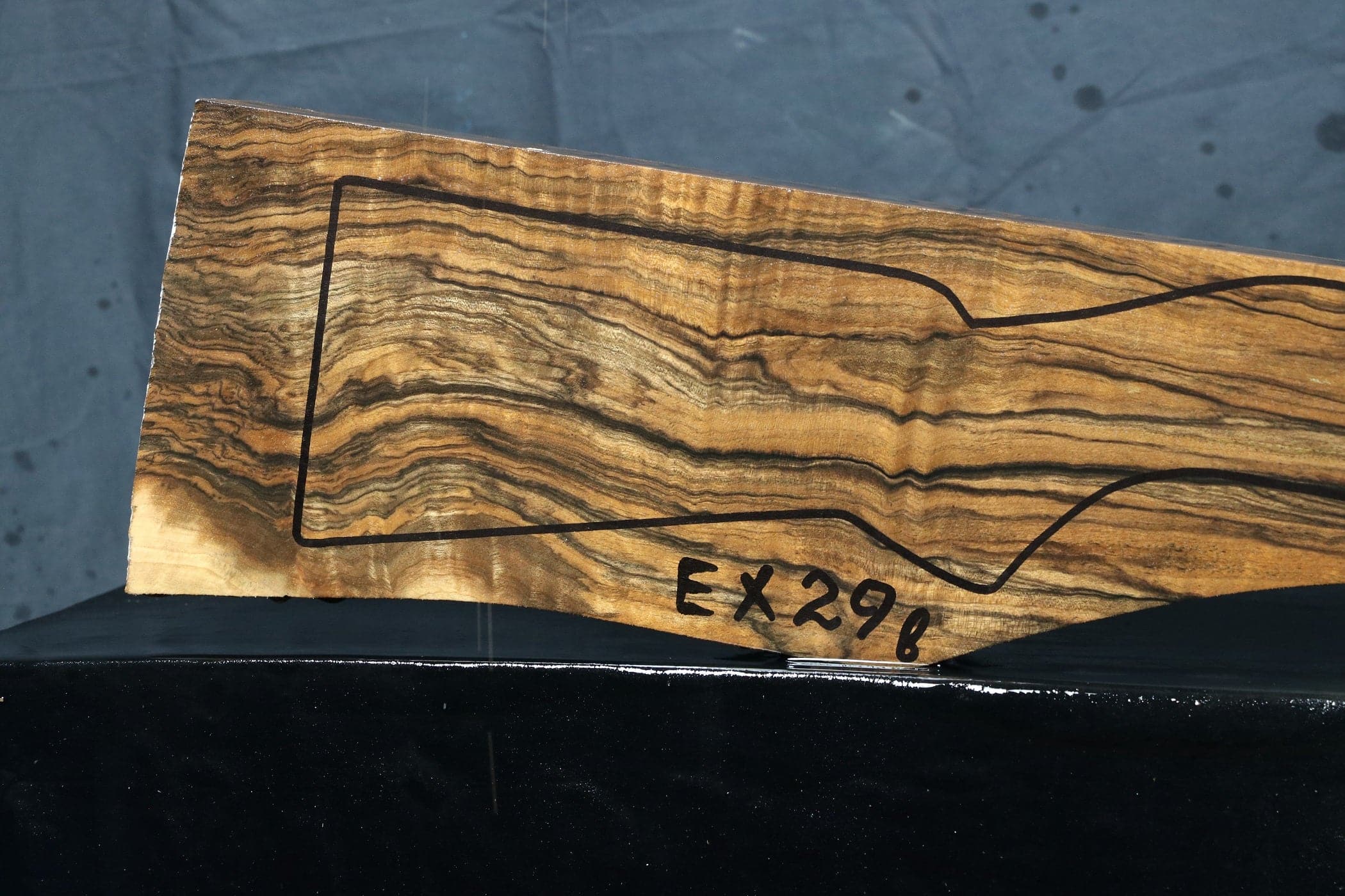 Gevärskolv Blank Turkisk Valnötskvalitet Utställning EX29