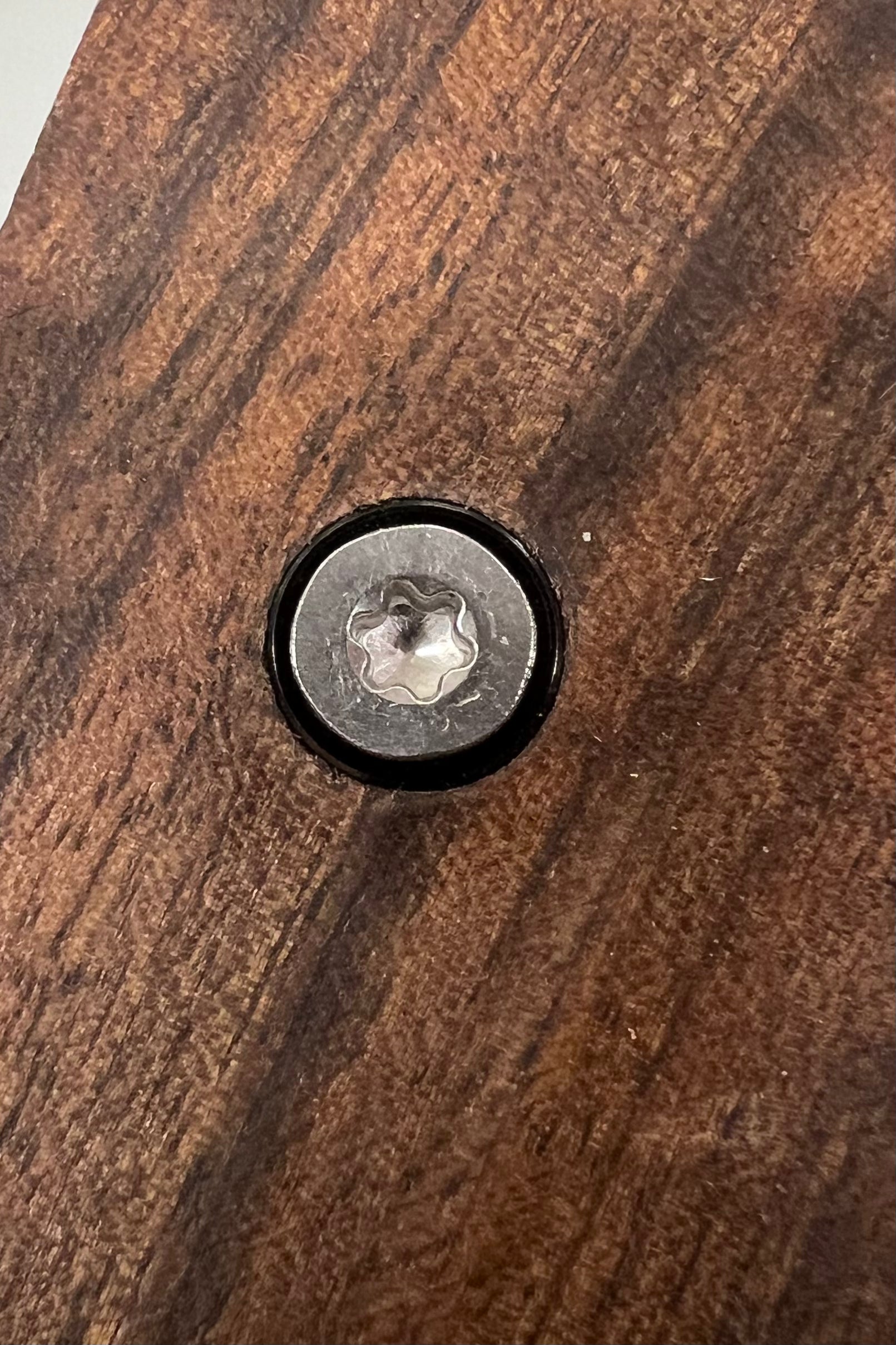 Skrue til skaft - Skrue med farget skive