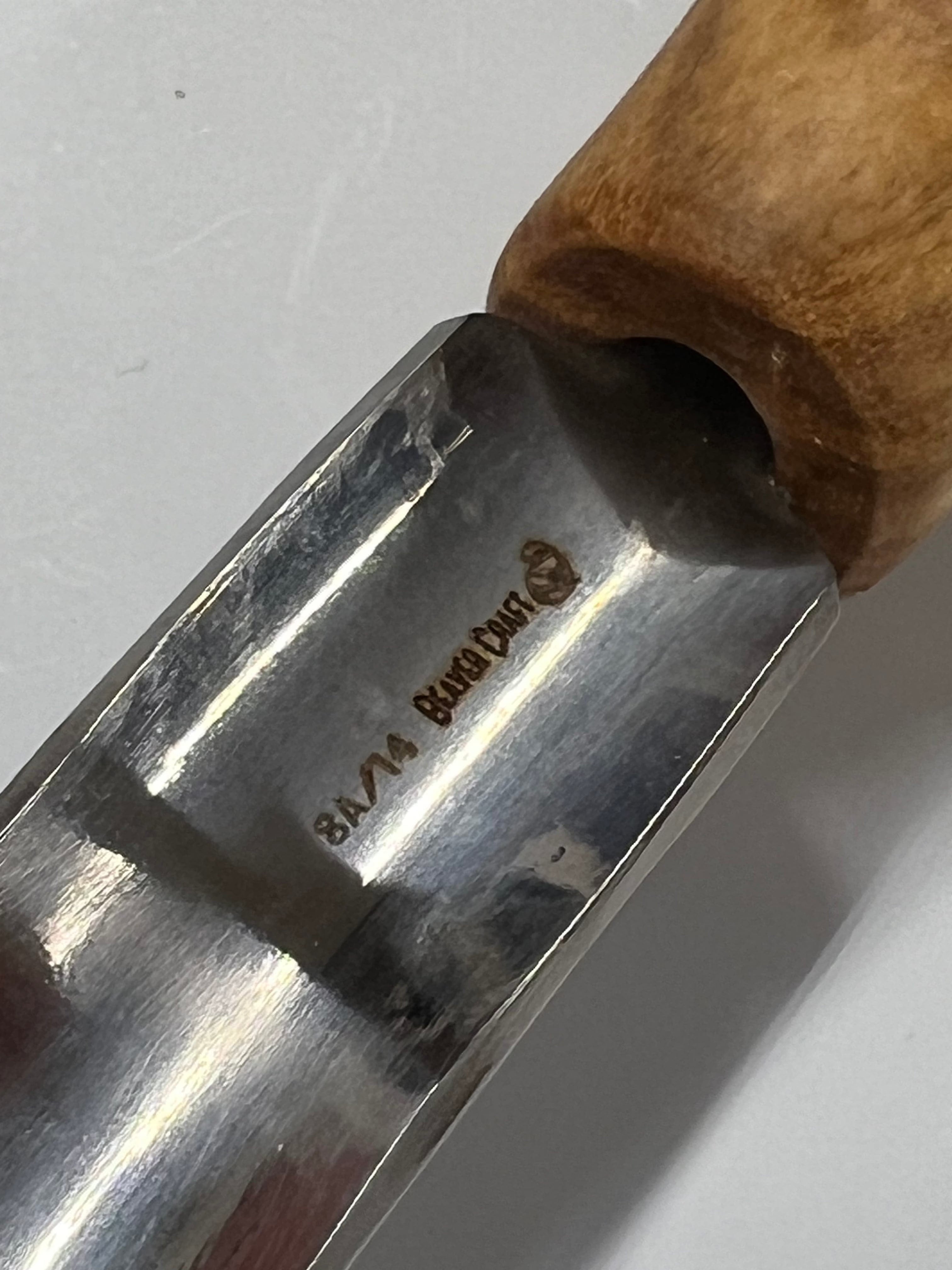 Treskjæringsjern 75x14mm bøyd rundet meisel P8a/14 m/kulehåntak