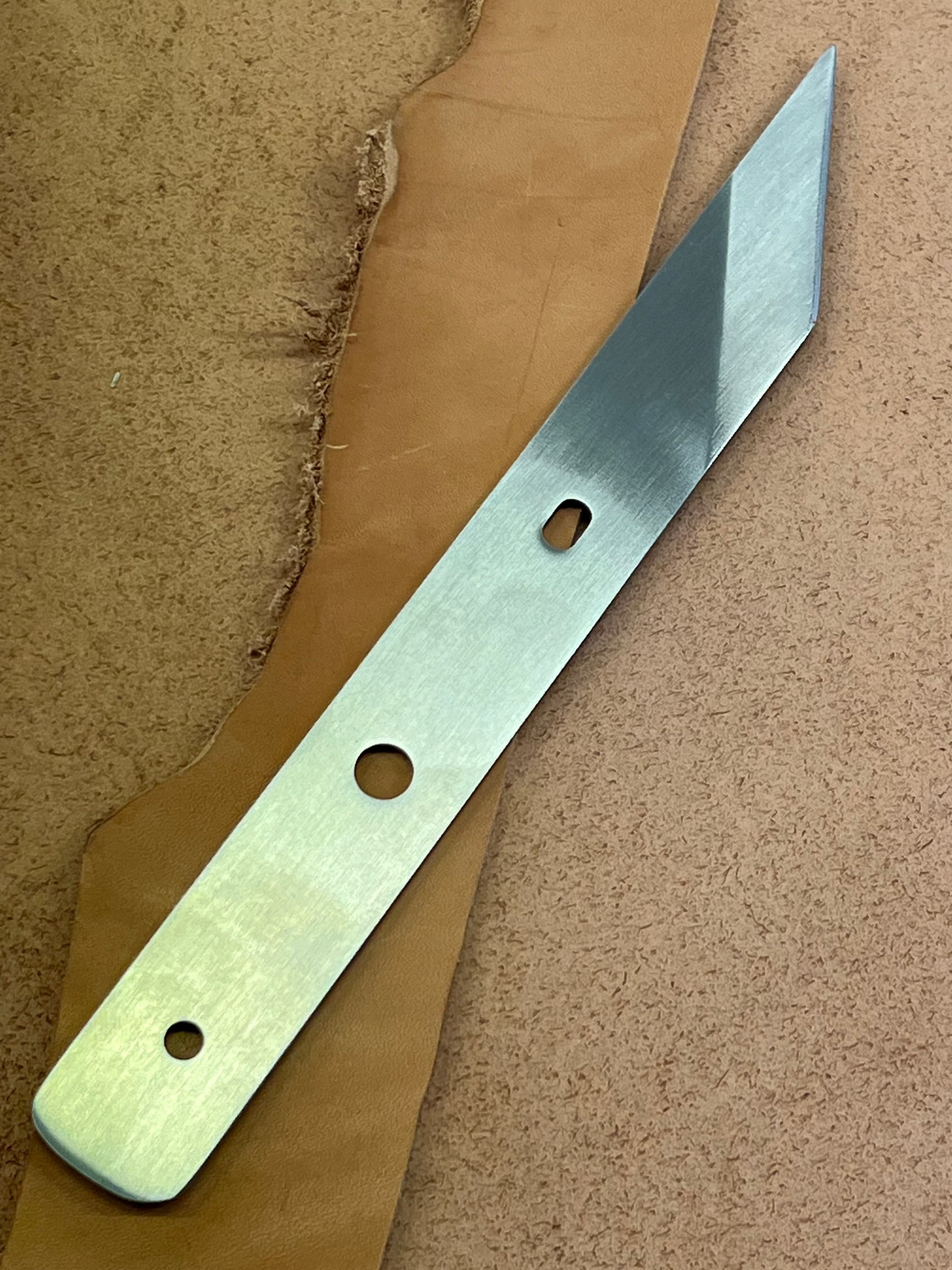 Vinklat knivblad i fransk stil i läder