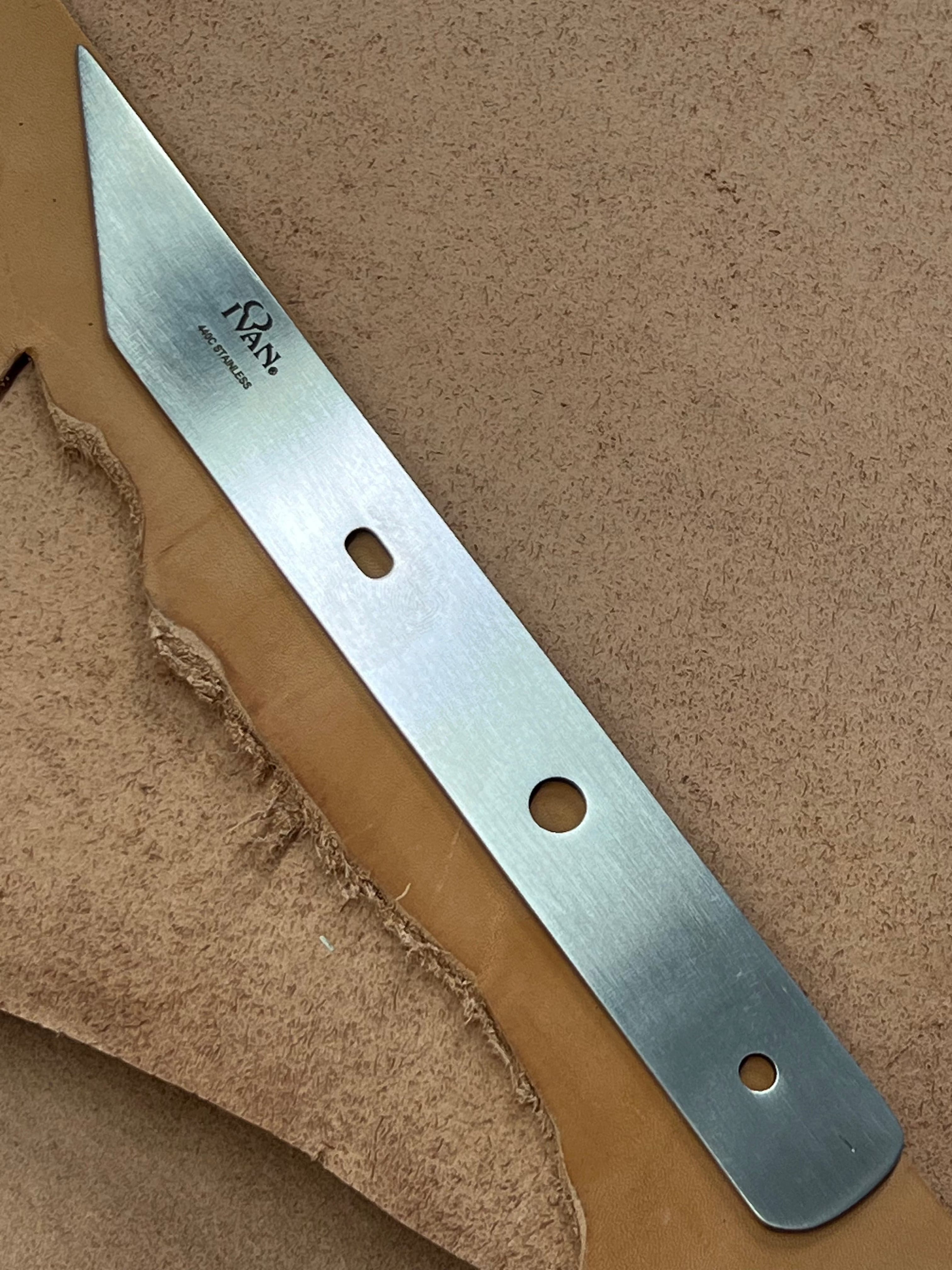 Vinklat knivblad i fransk stil i läder