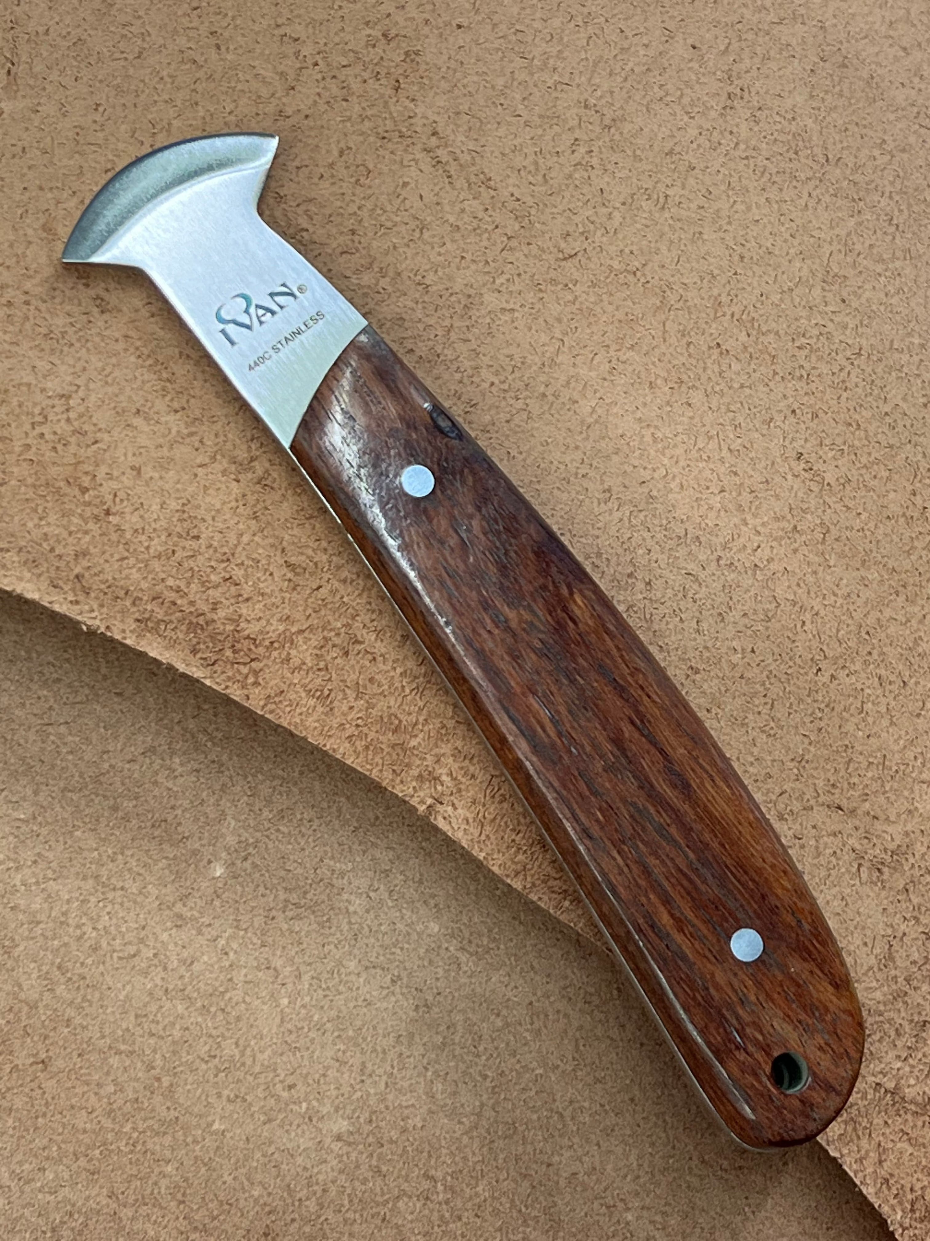 Rund liten läderkniv i fransk stil