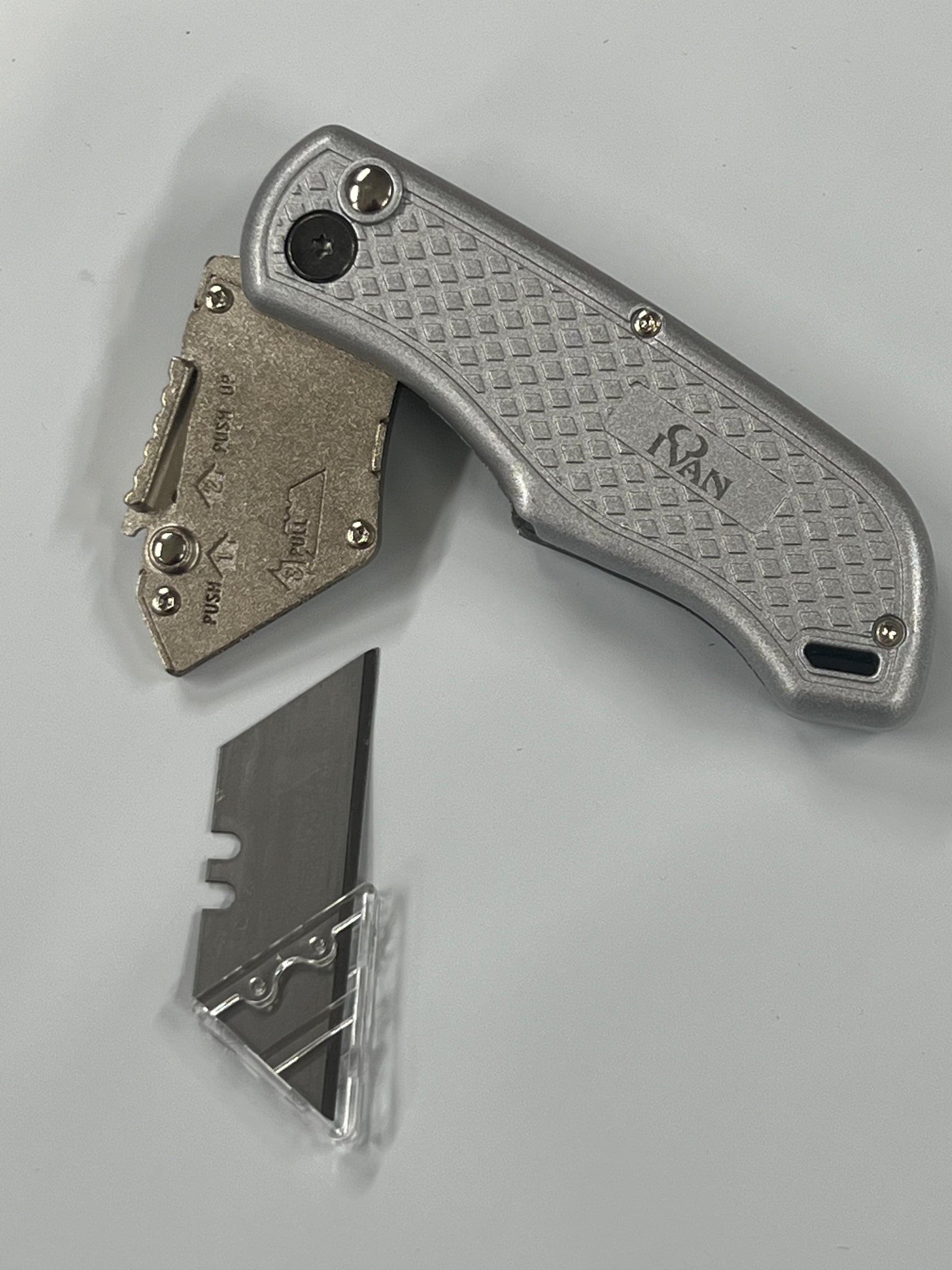 Fällkniv med utbytbart blad och bältesklämma