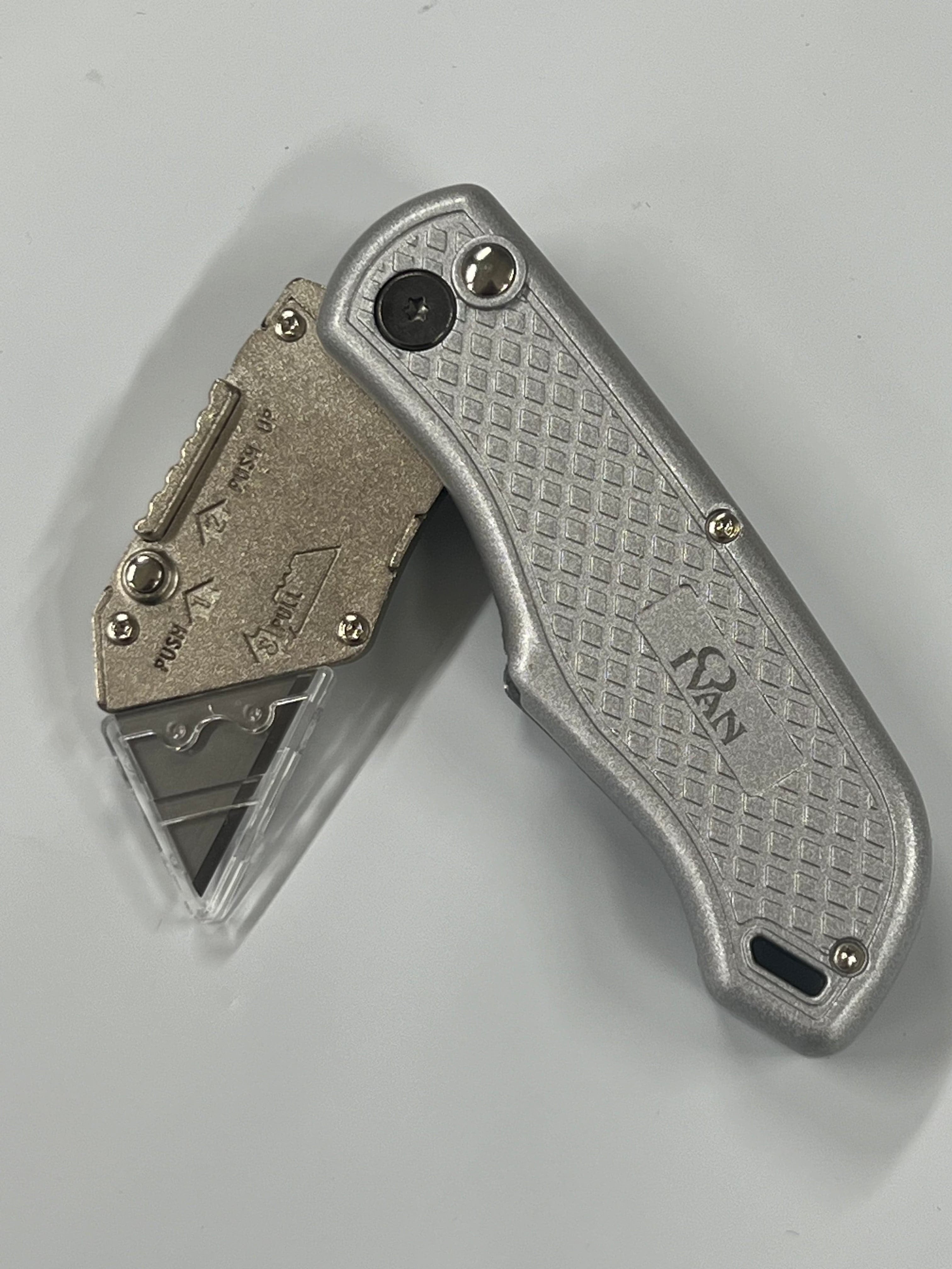 Fällkniv med utbytbart blad och bältesklämma