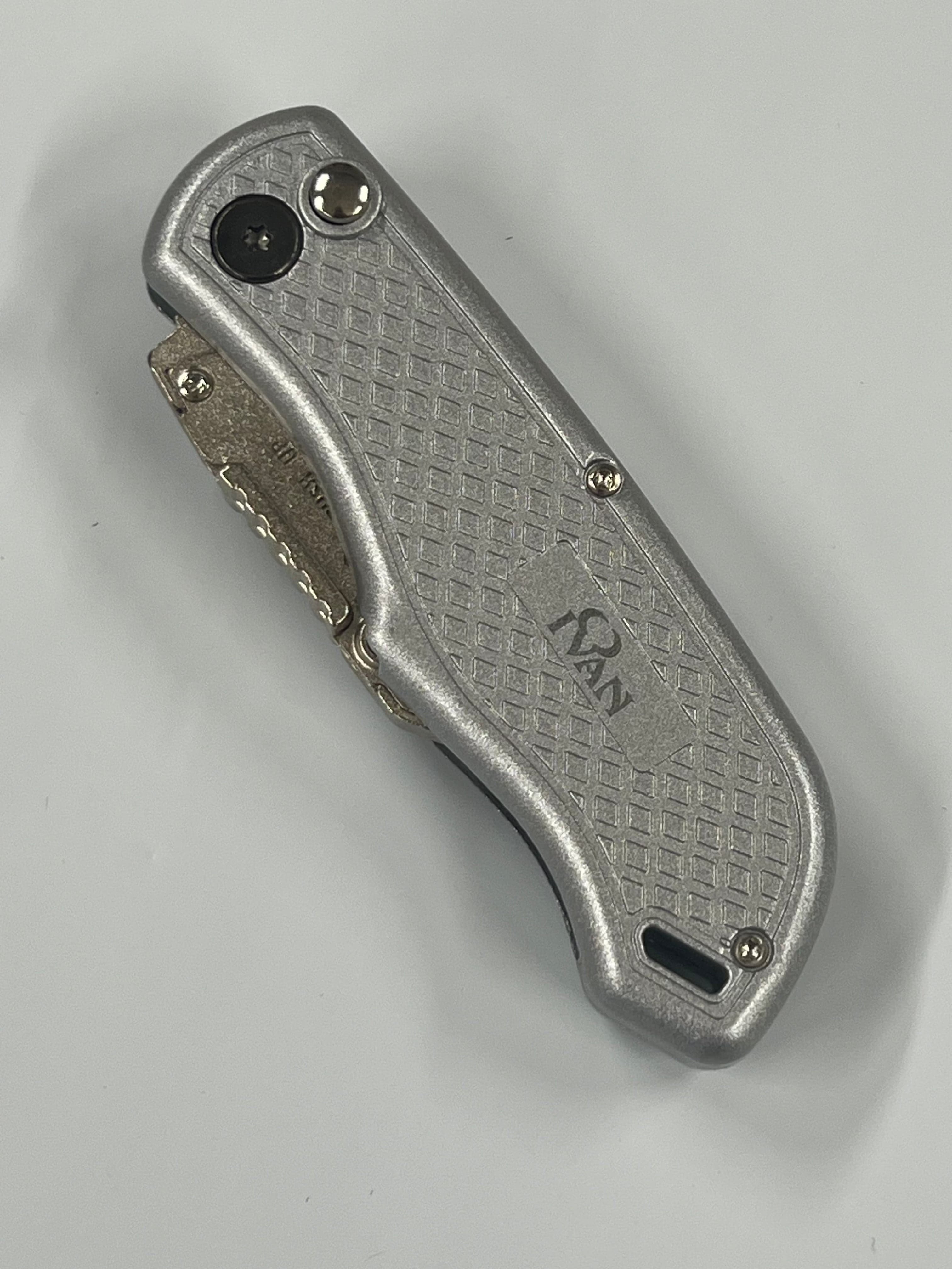 Fällkniv med utbytbart blad och bältesklämma