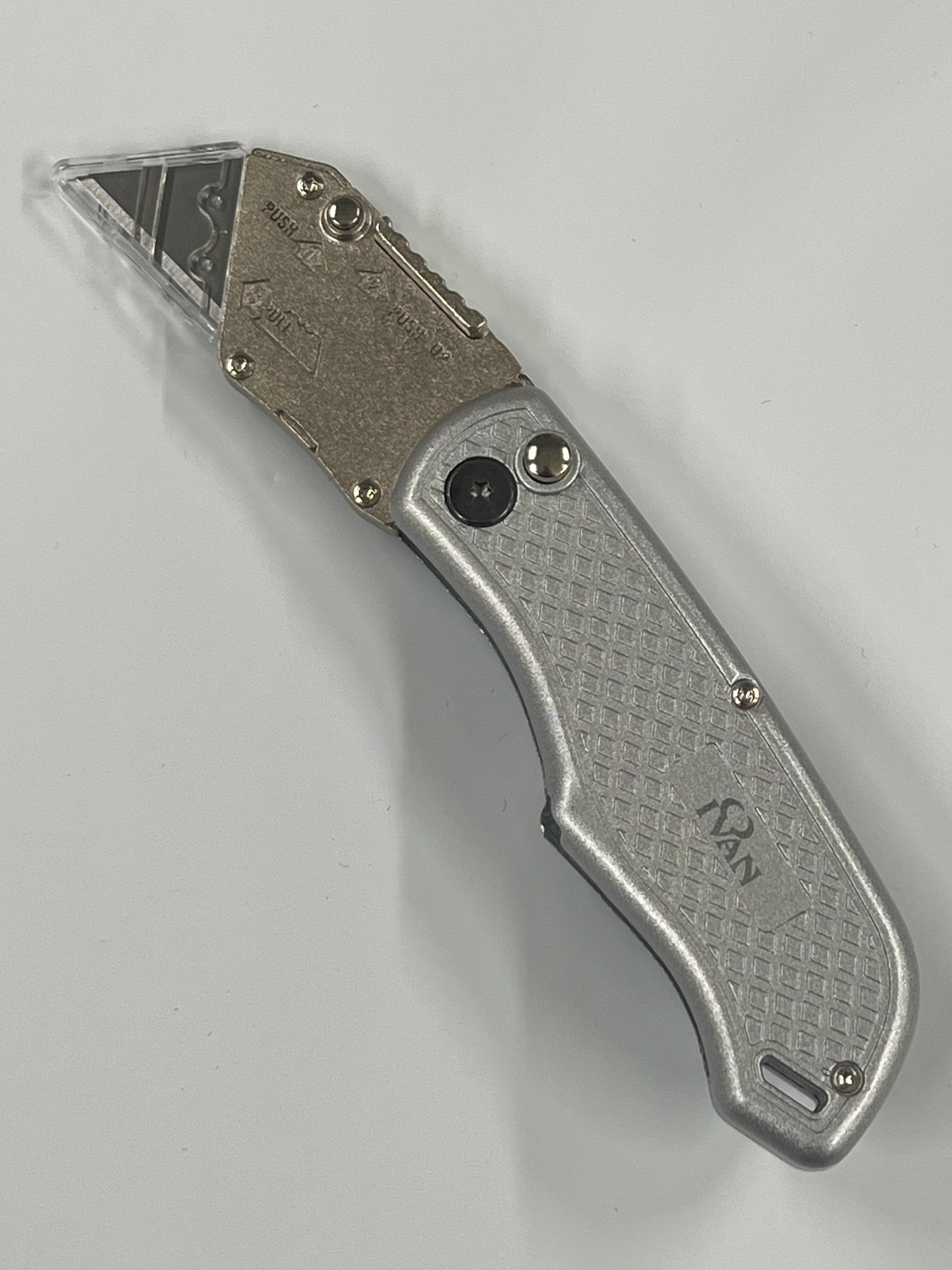 Fällkniv med utbytbart blad och bältesklämma