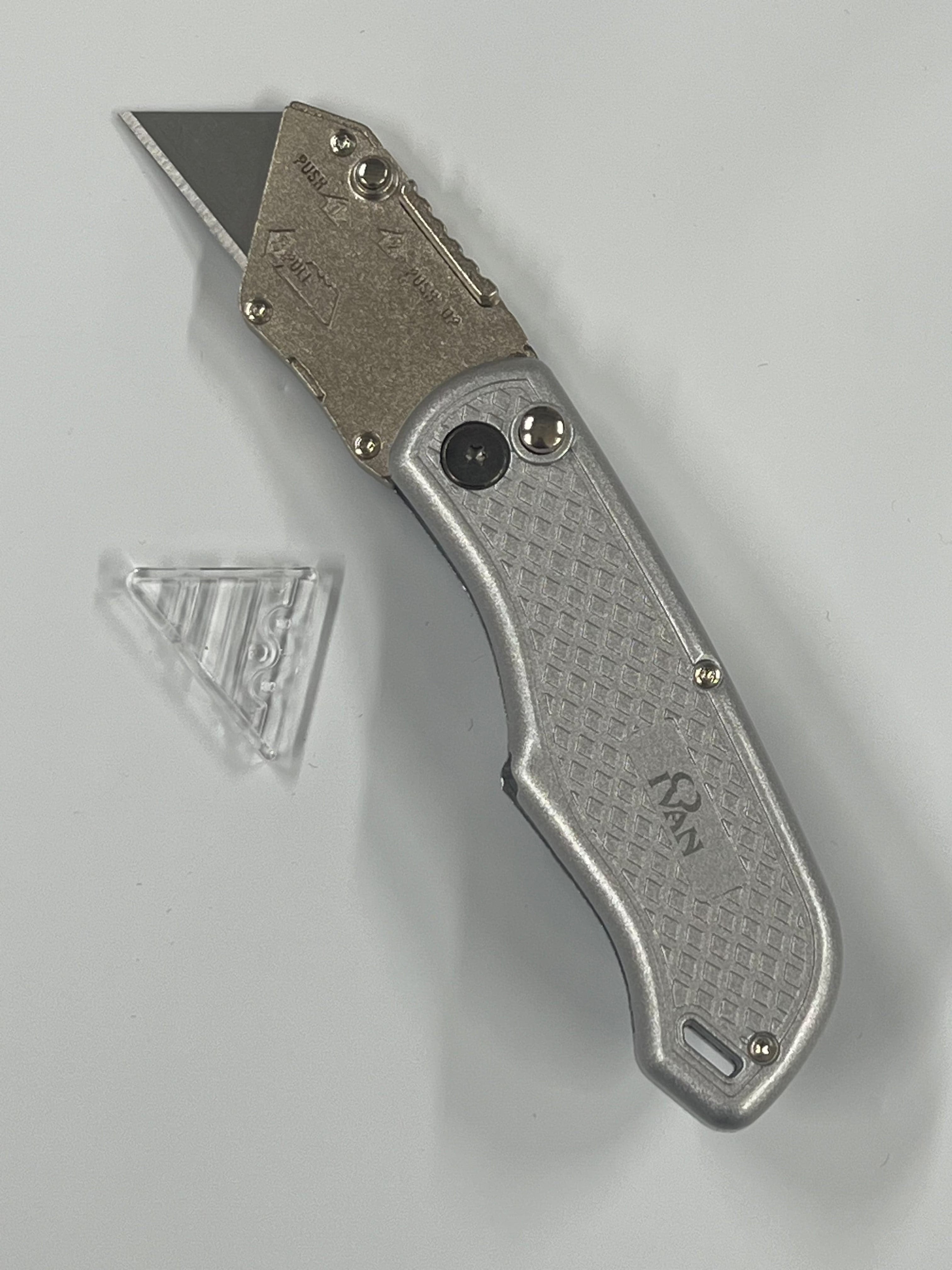 Fällkniv med utbytbart blad och bältesklämma