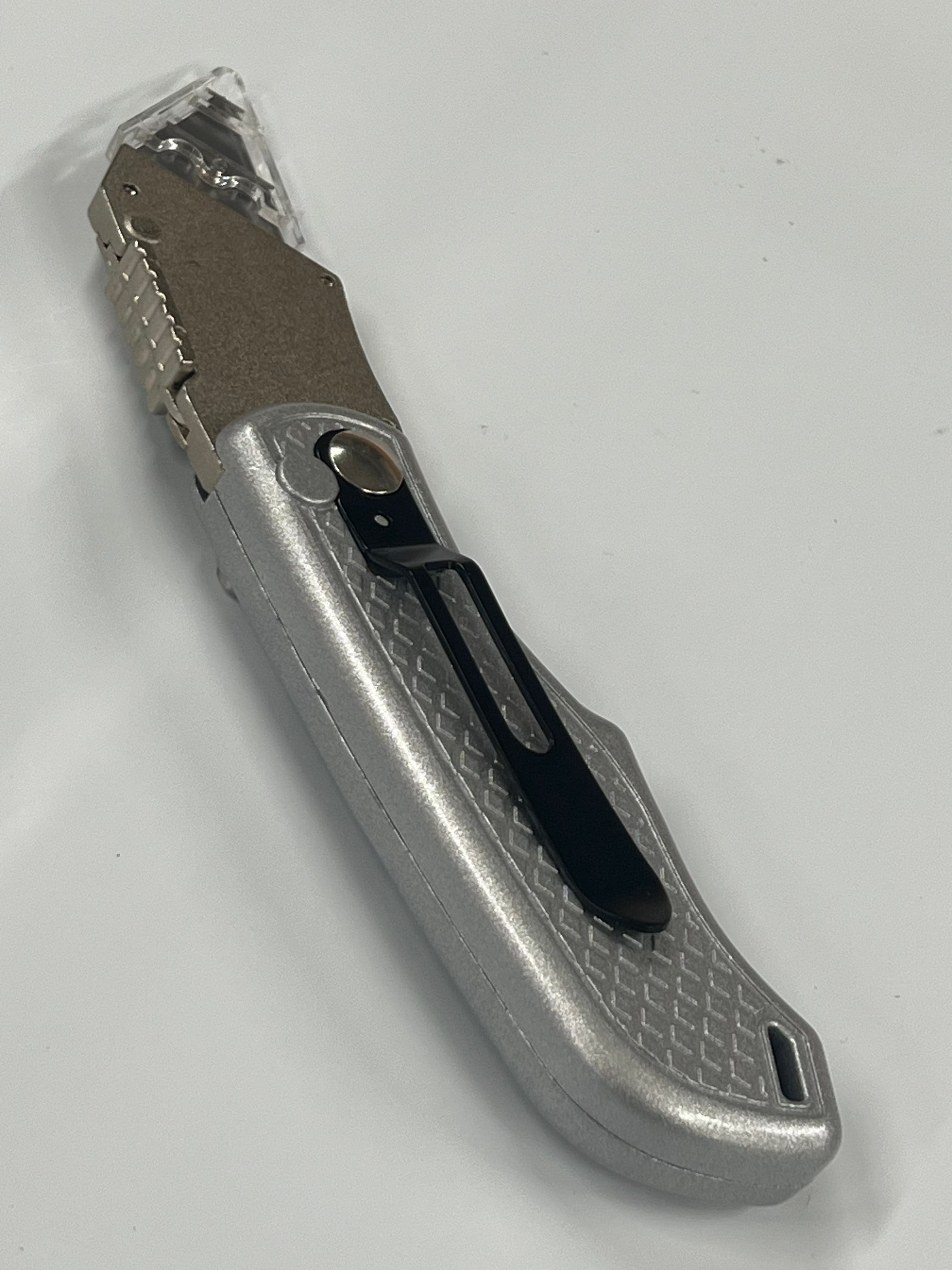 Fällkniv med utbytbart blad och bältesklämma