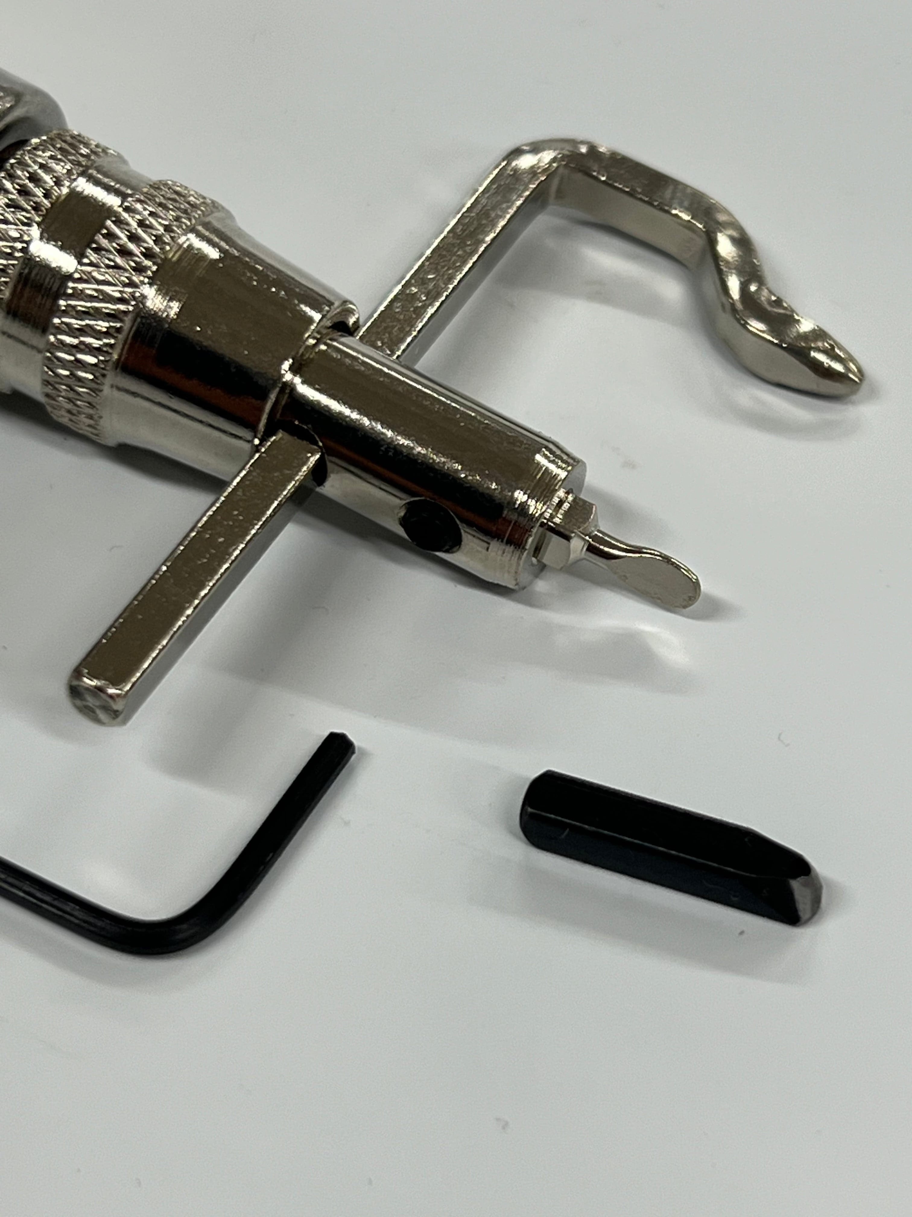 Justerbar spårskärare/spårmarkör för läderslidor