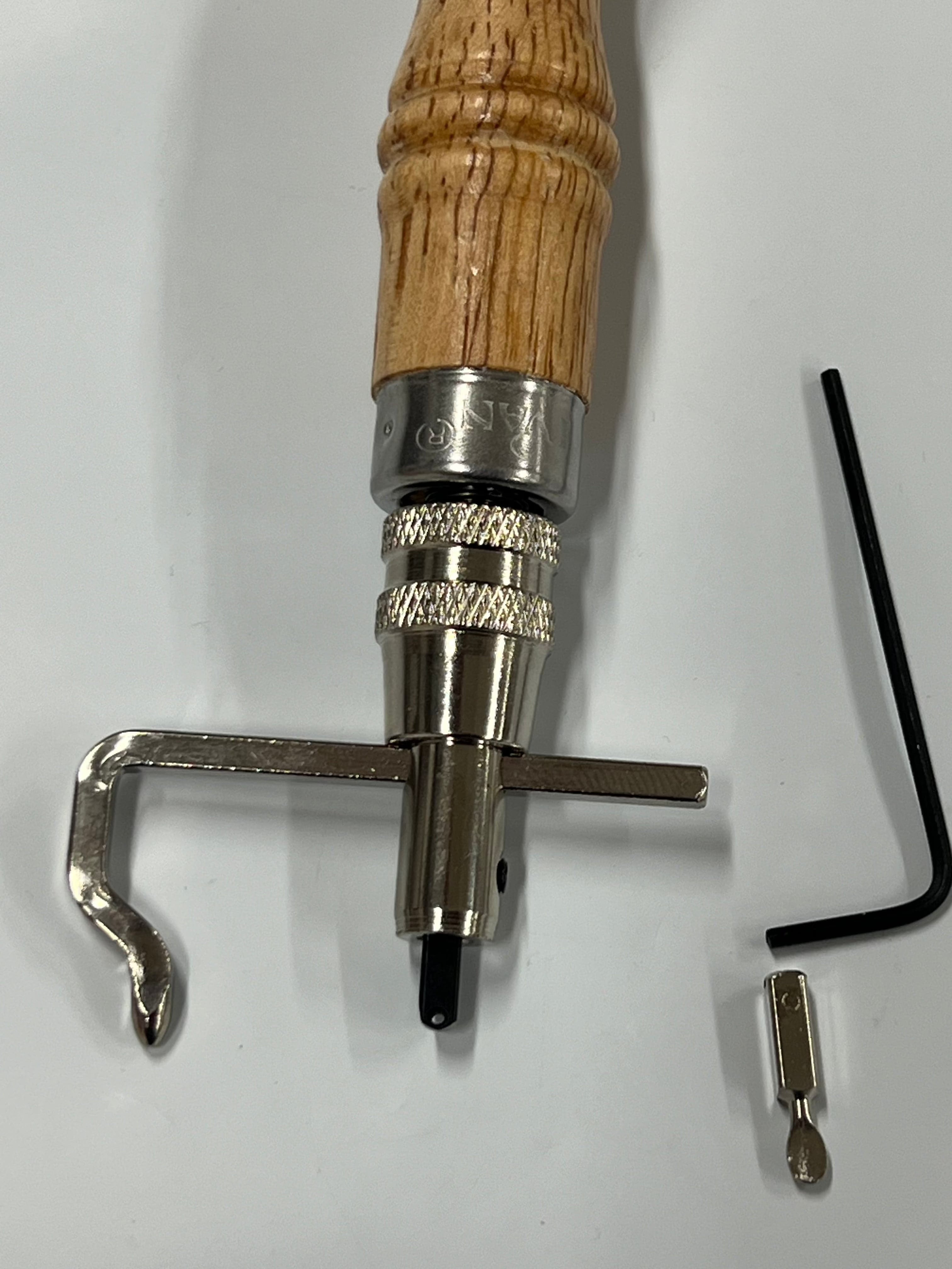 Justerbar spårskärare/spårmarkör för läderslidor