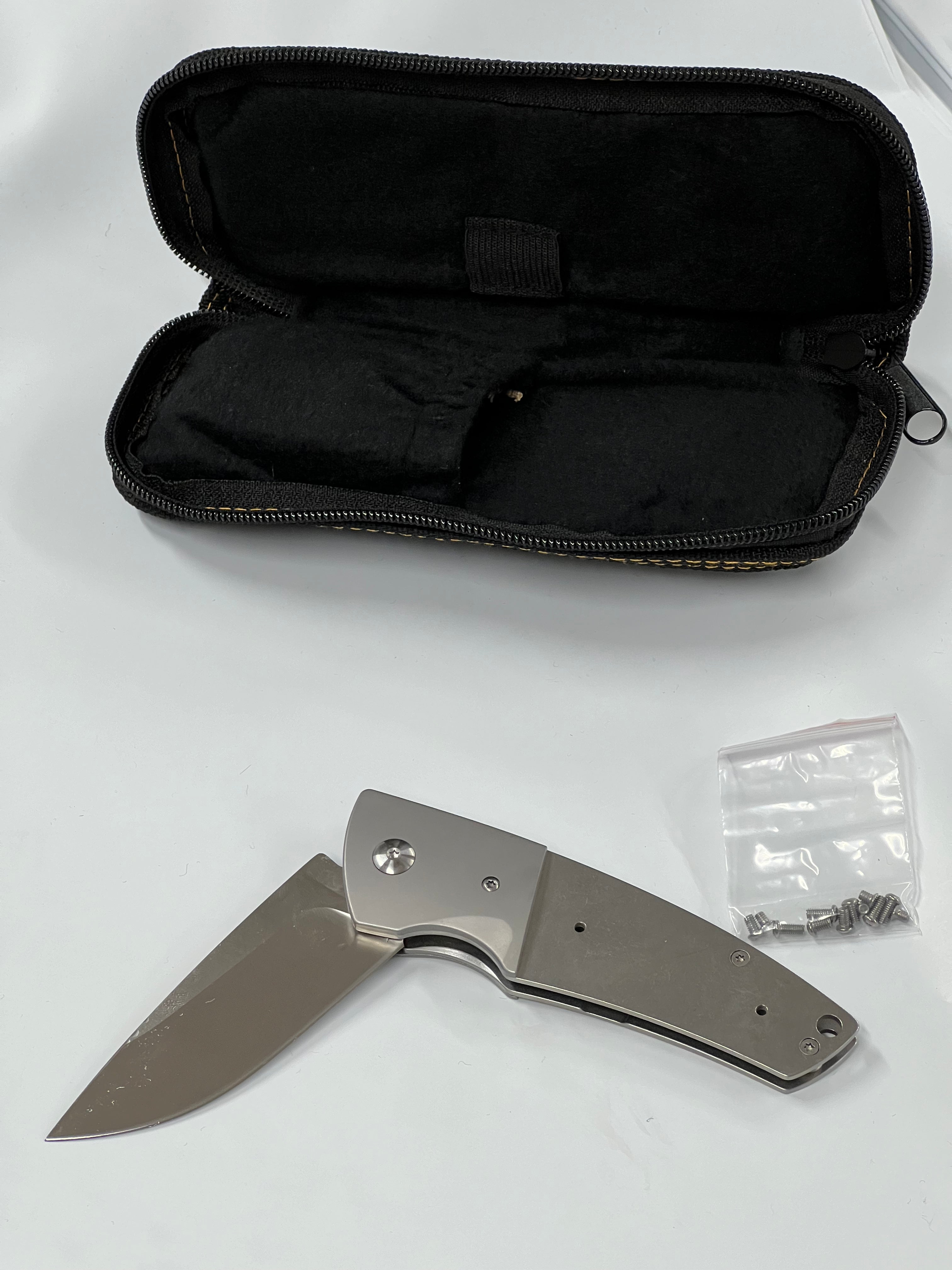 "Taktiskt" fällknivsset med VG10 rostfritt stål