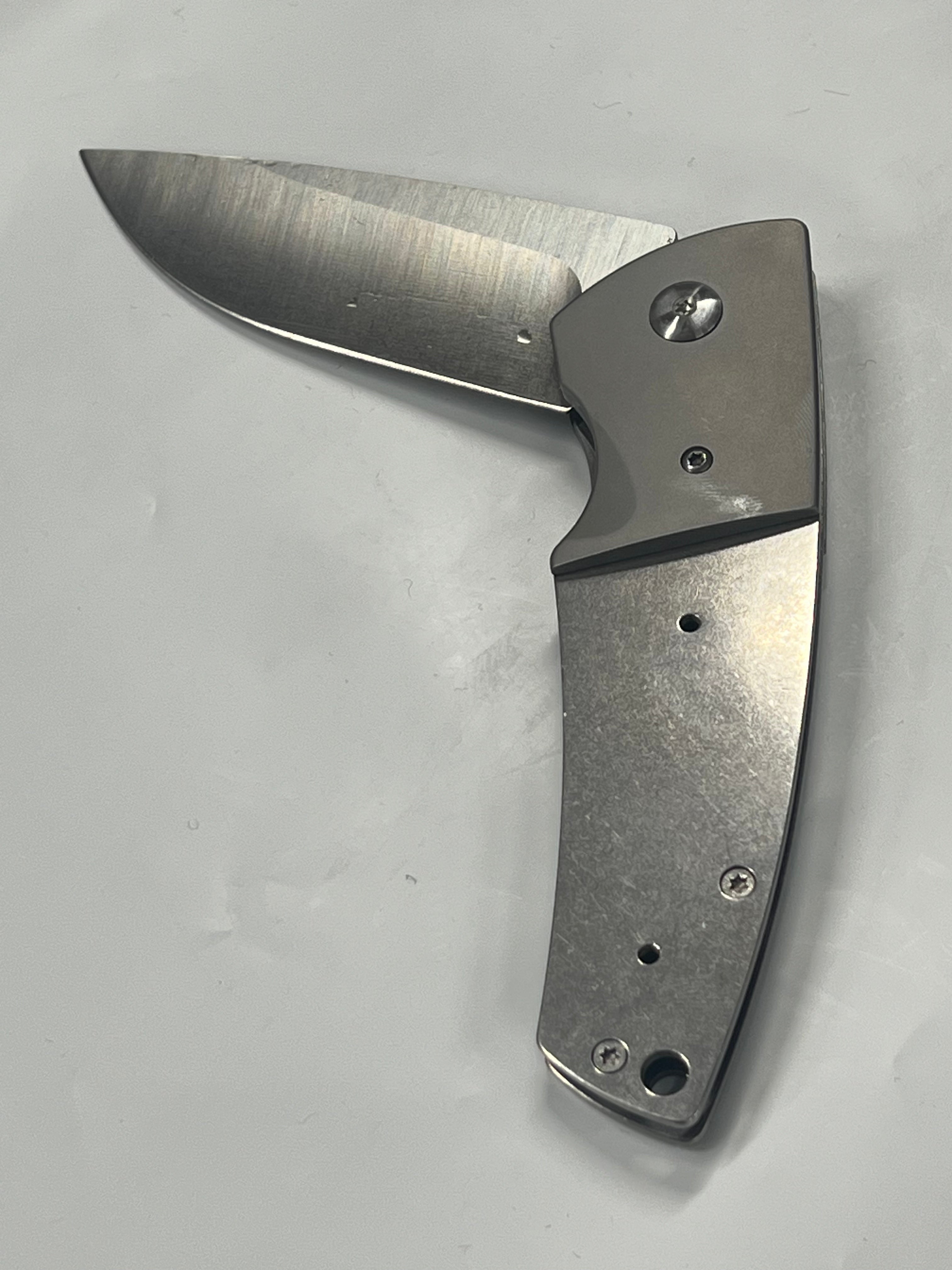 "Taktiskt" fällknivsset med VG10 rostfritt stål