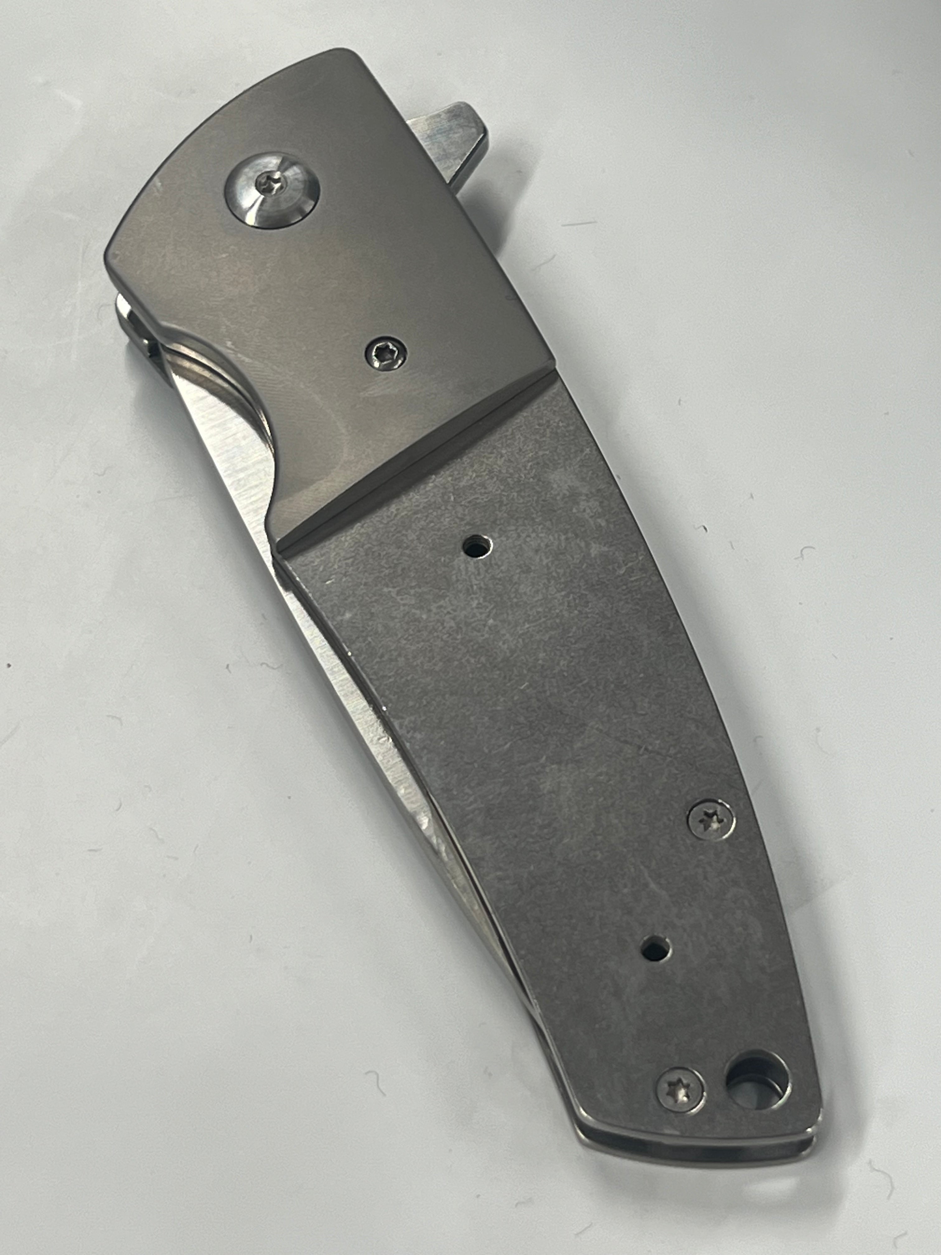 "Taktiskt" fällknivsset med VG10 rostfritt stål