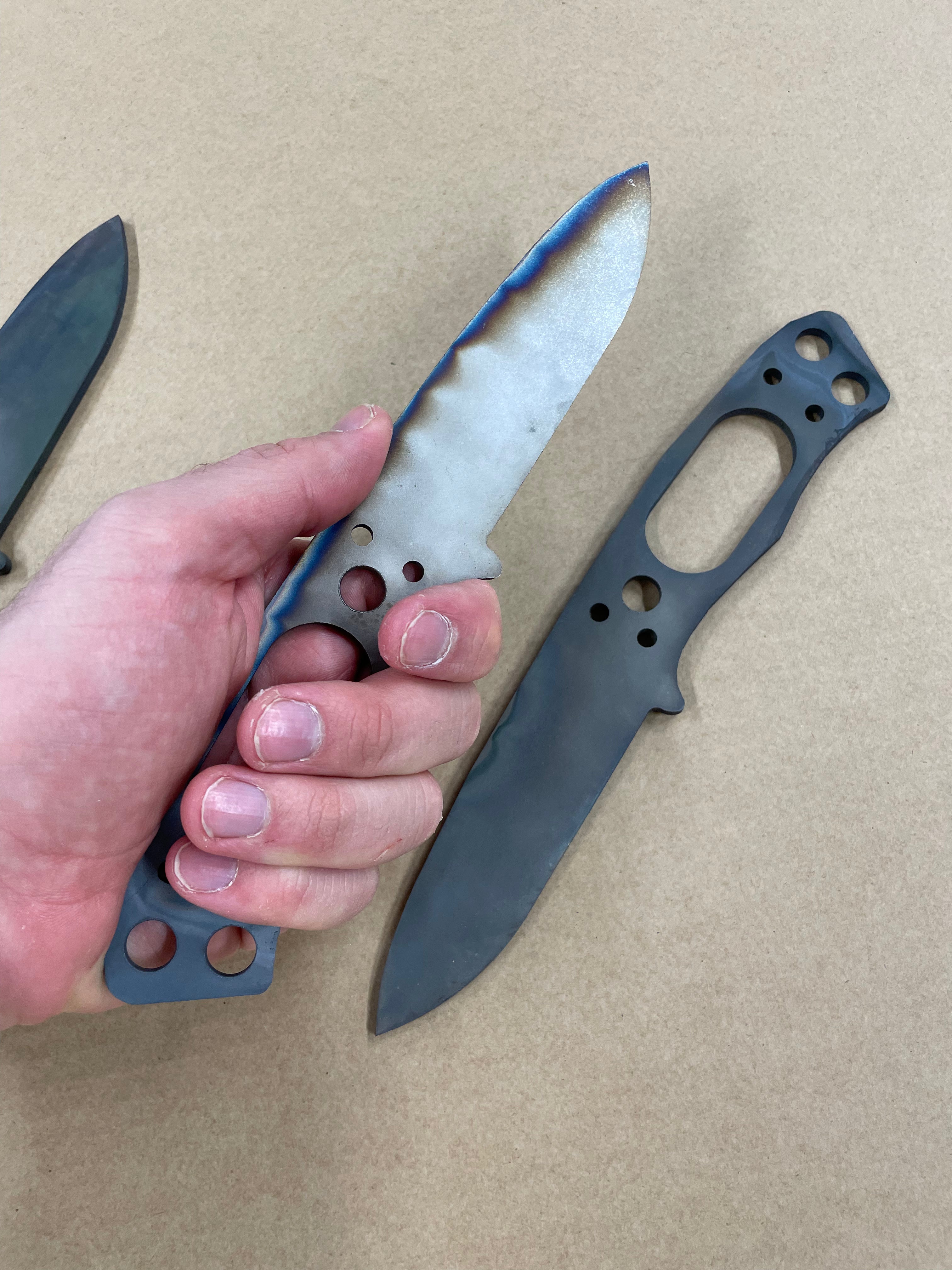 Härdat oslipat rostfritt knivblad (AEBL)