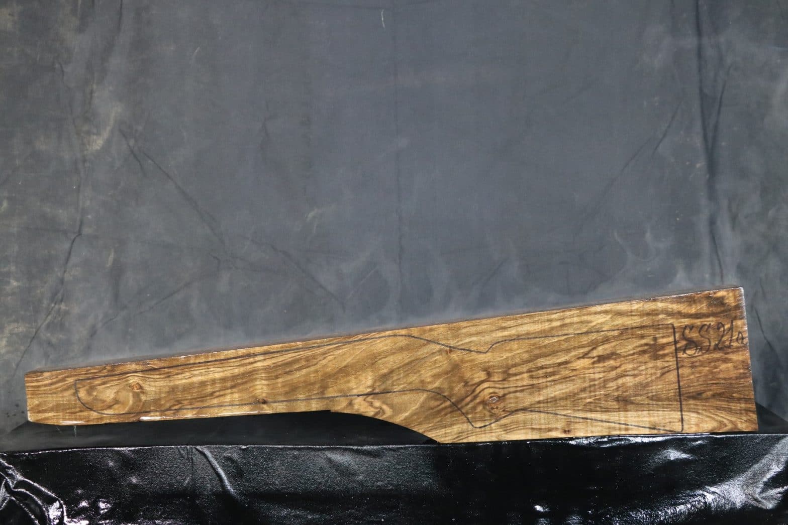 Gevärskolv i turkisk valnöt, klass 3 SS21