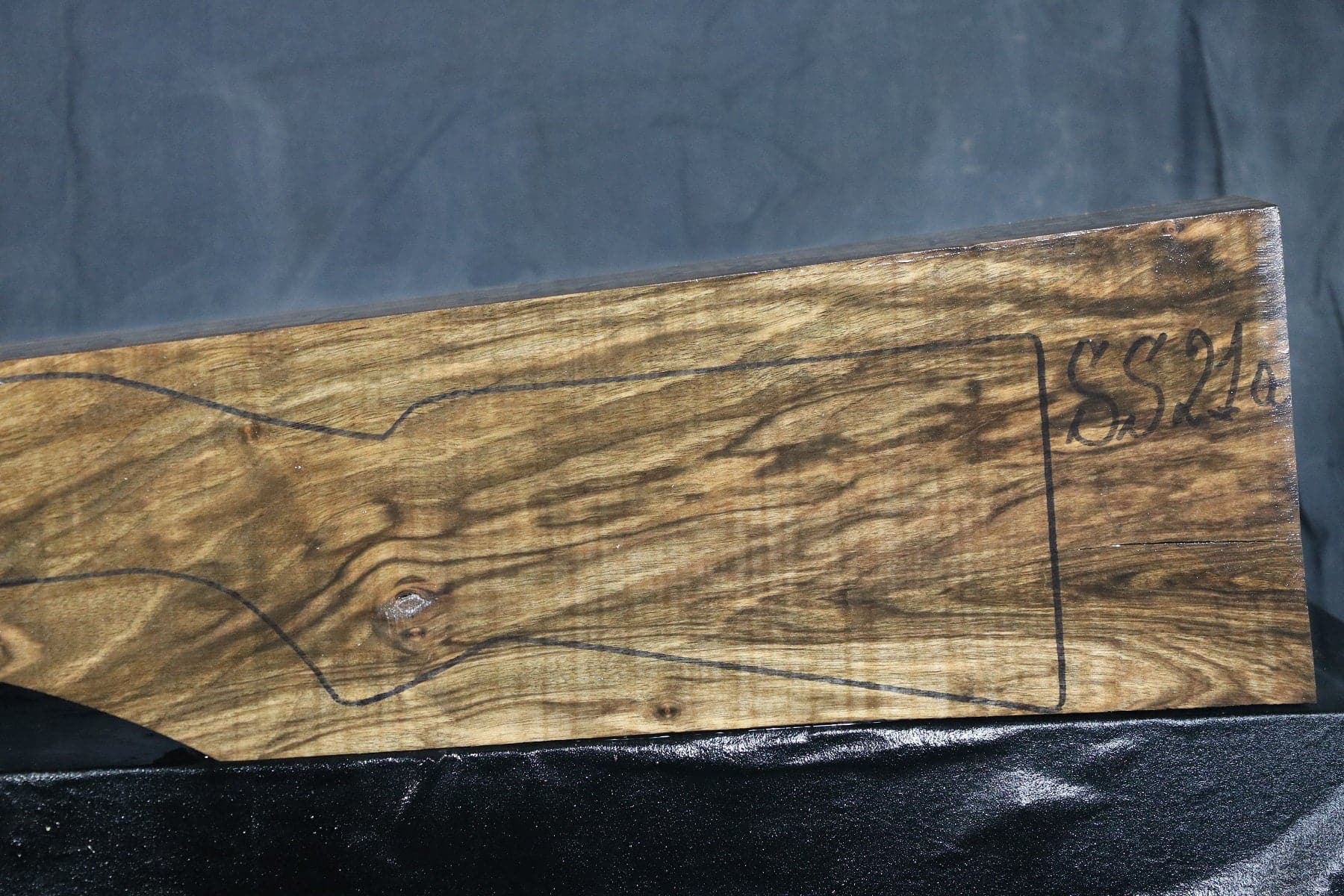 Gevärskolv i turkisk valnöt, klass 3 SS21