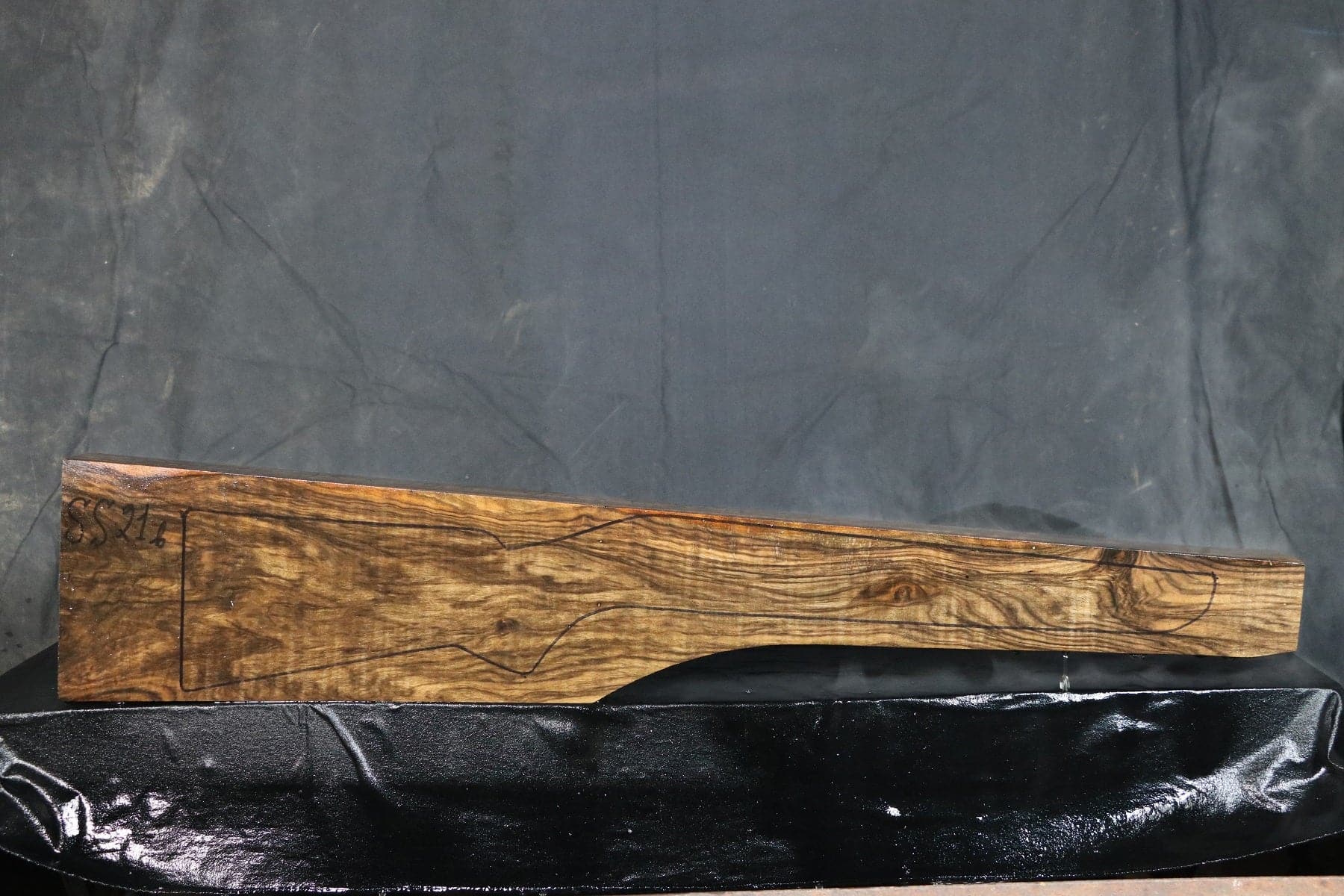 Gevärskolv i turkisk valnöt, klass 3 SS21