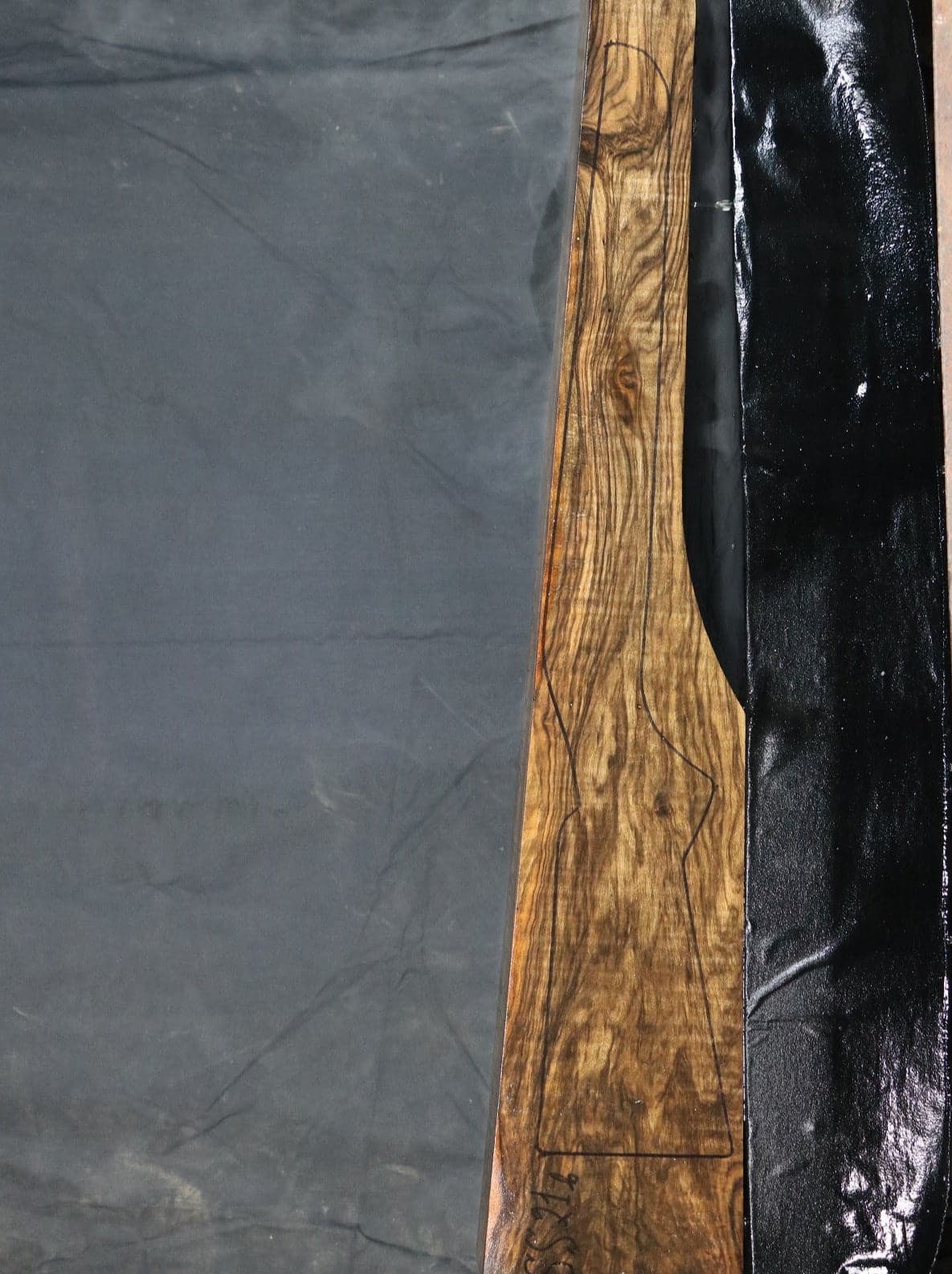 Gevärskolv i turkisk valnöt, klass 3 SS21