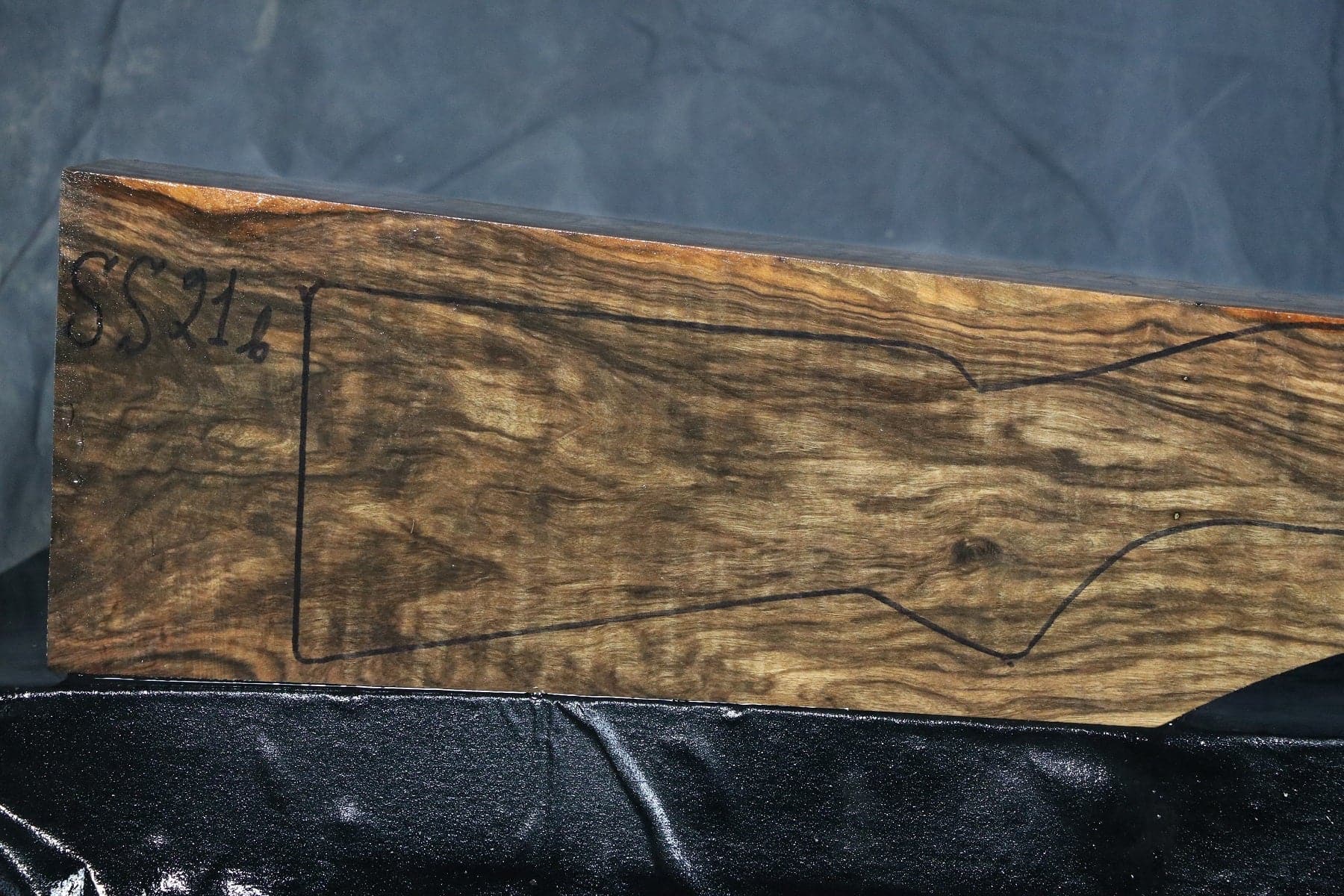 Gevärskolv i turkisk valnöt, klass 3 SS21