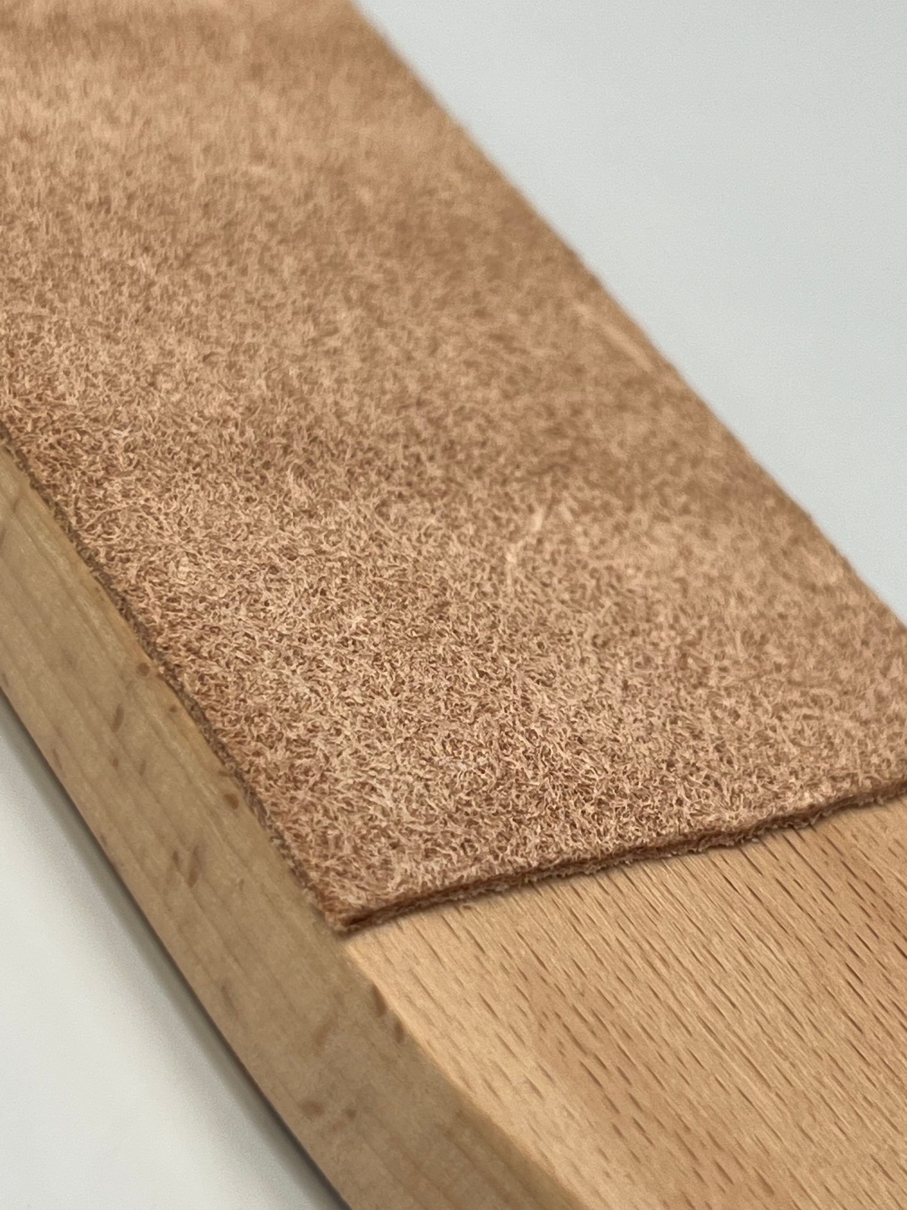 Läderrem dubbelsidig på träbas RW054-B