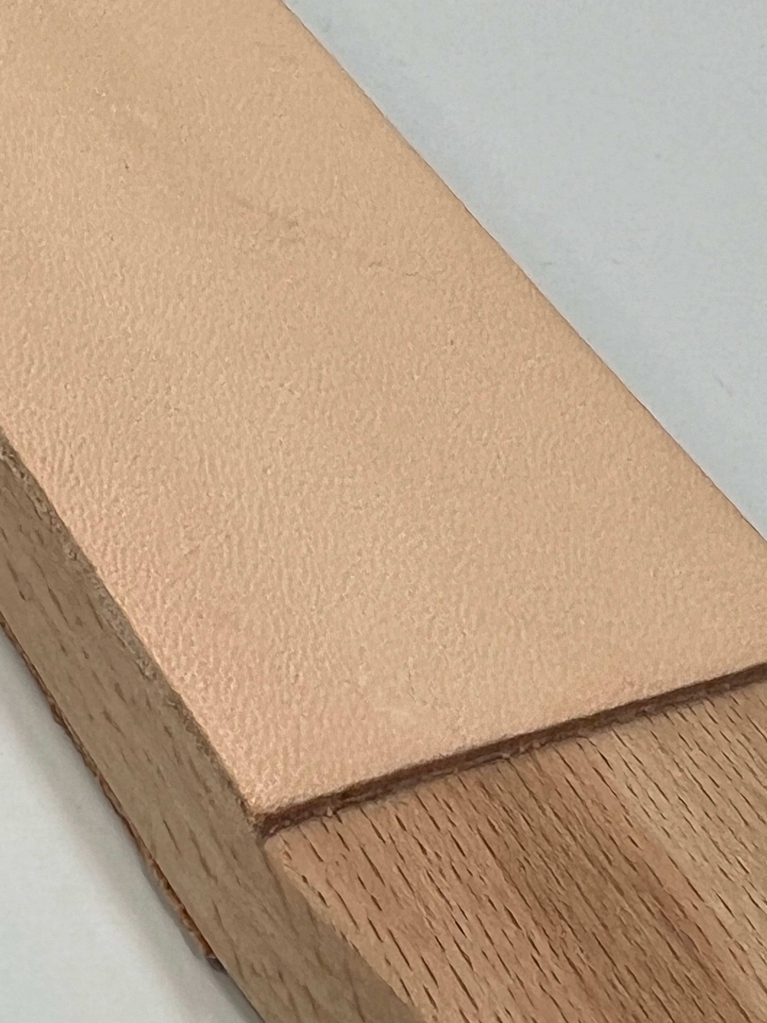 Läderrem dubbelsidig på träbas RW054-B