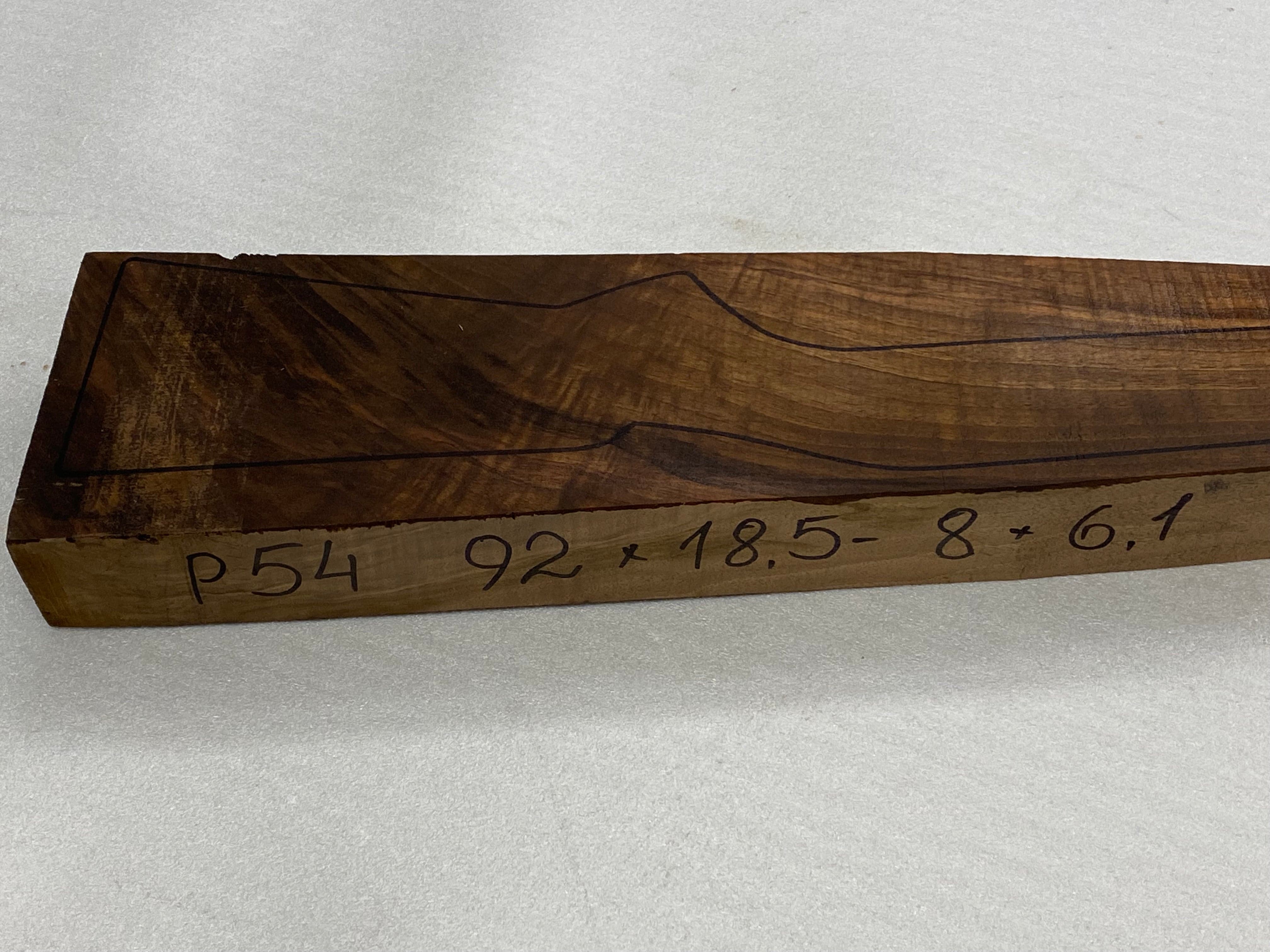 Gevärskolv i turkisk valnöt, klass 4 P-54