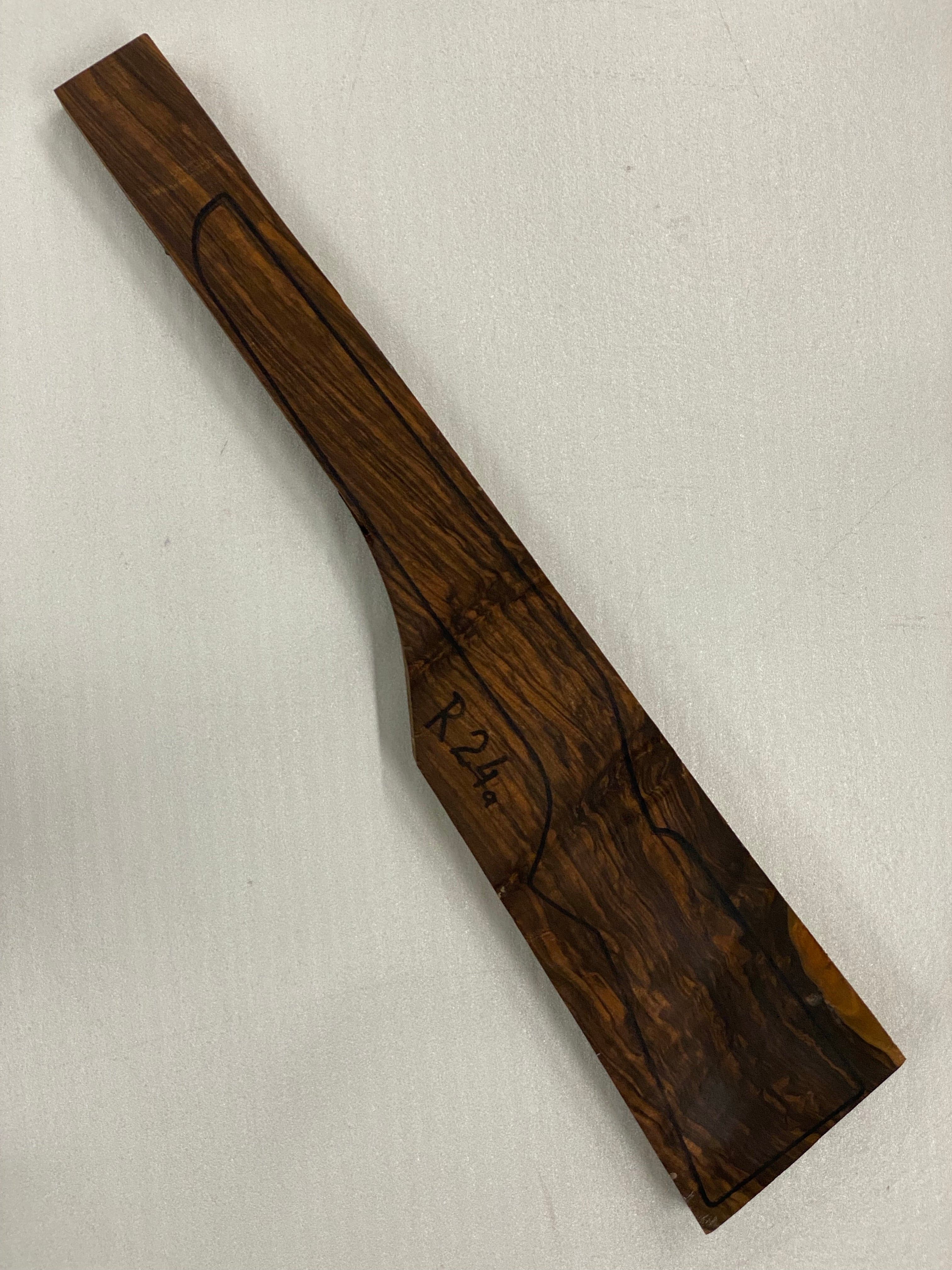 Gevärskolv i turkisk valnöt, klass 5 R-24