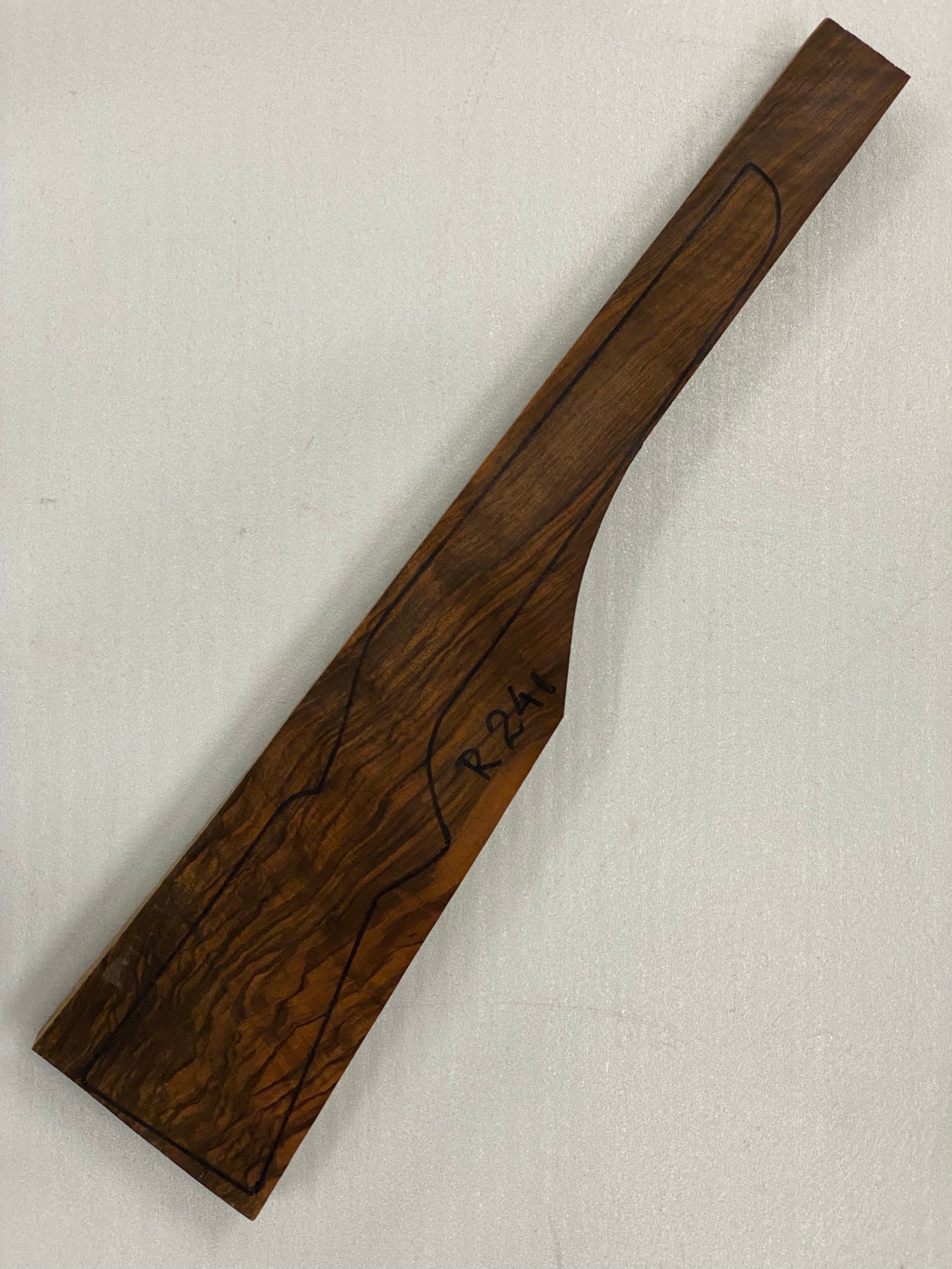 Gevärskolv i turkisk valnöt, klass 5 R-24