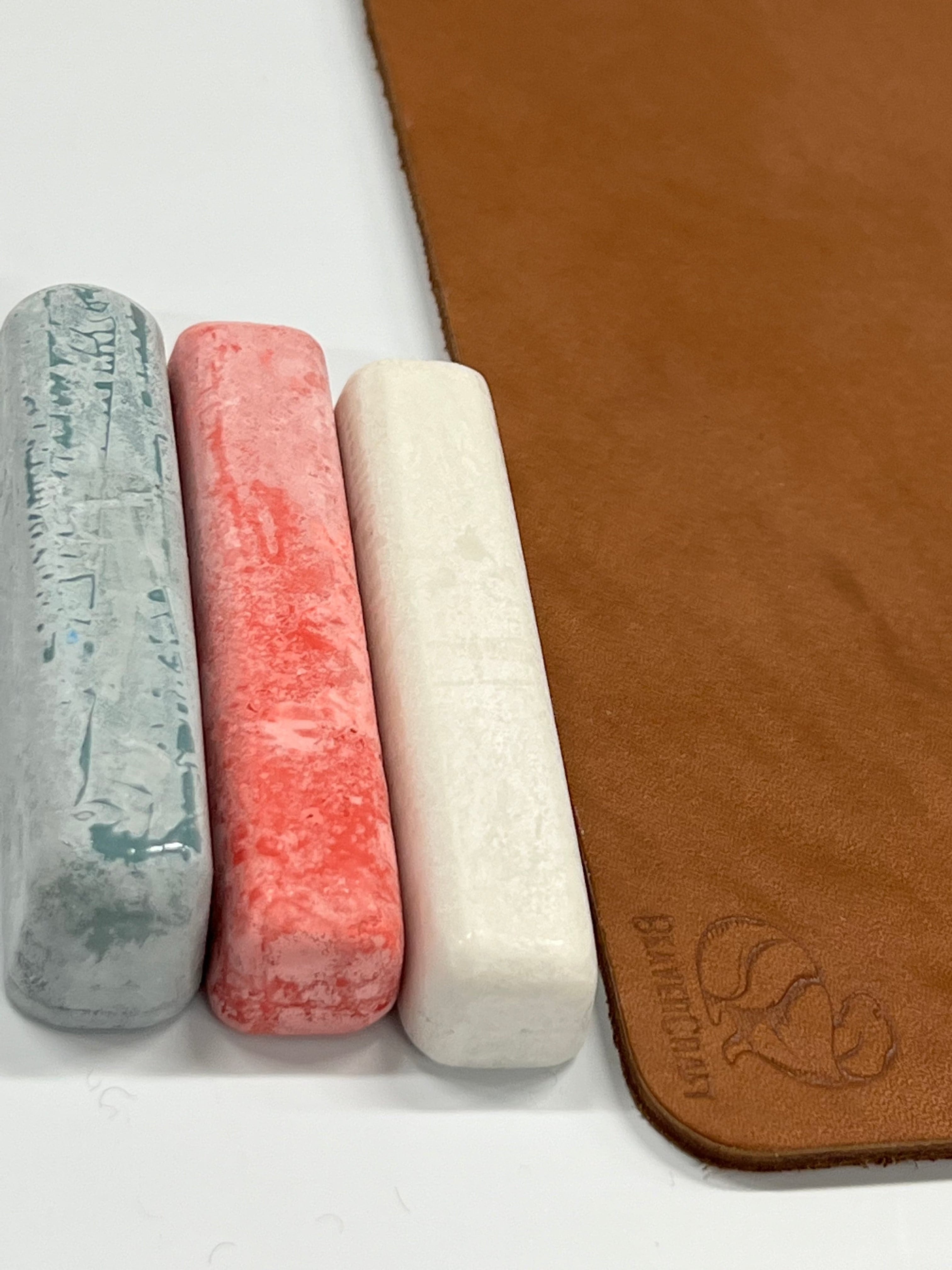 Läderrem 305x75 mm med 3 typer av slippasta