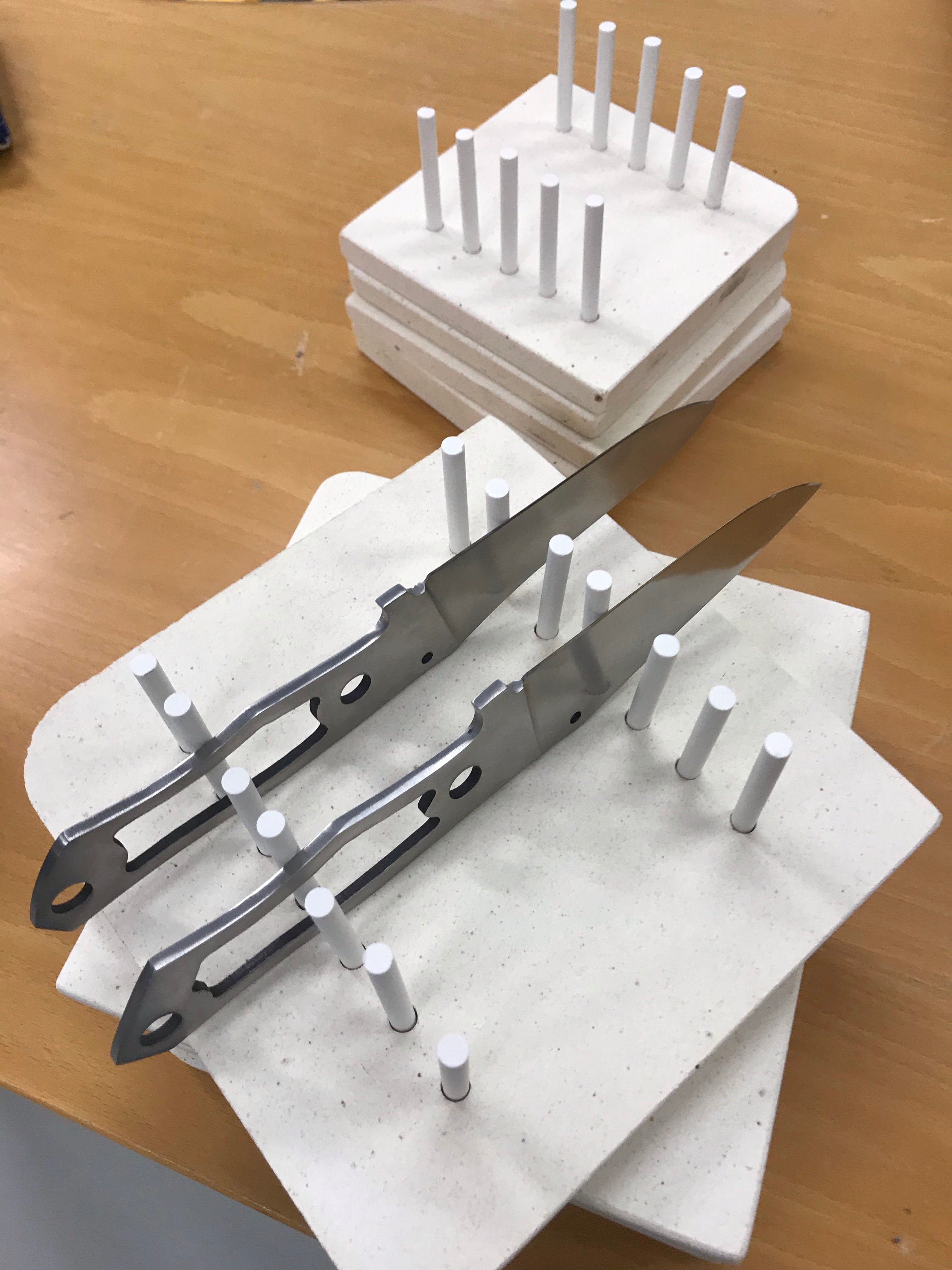 Knivbladshållare för härdningsugn