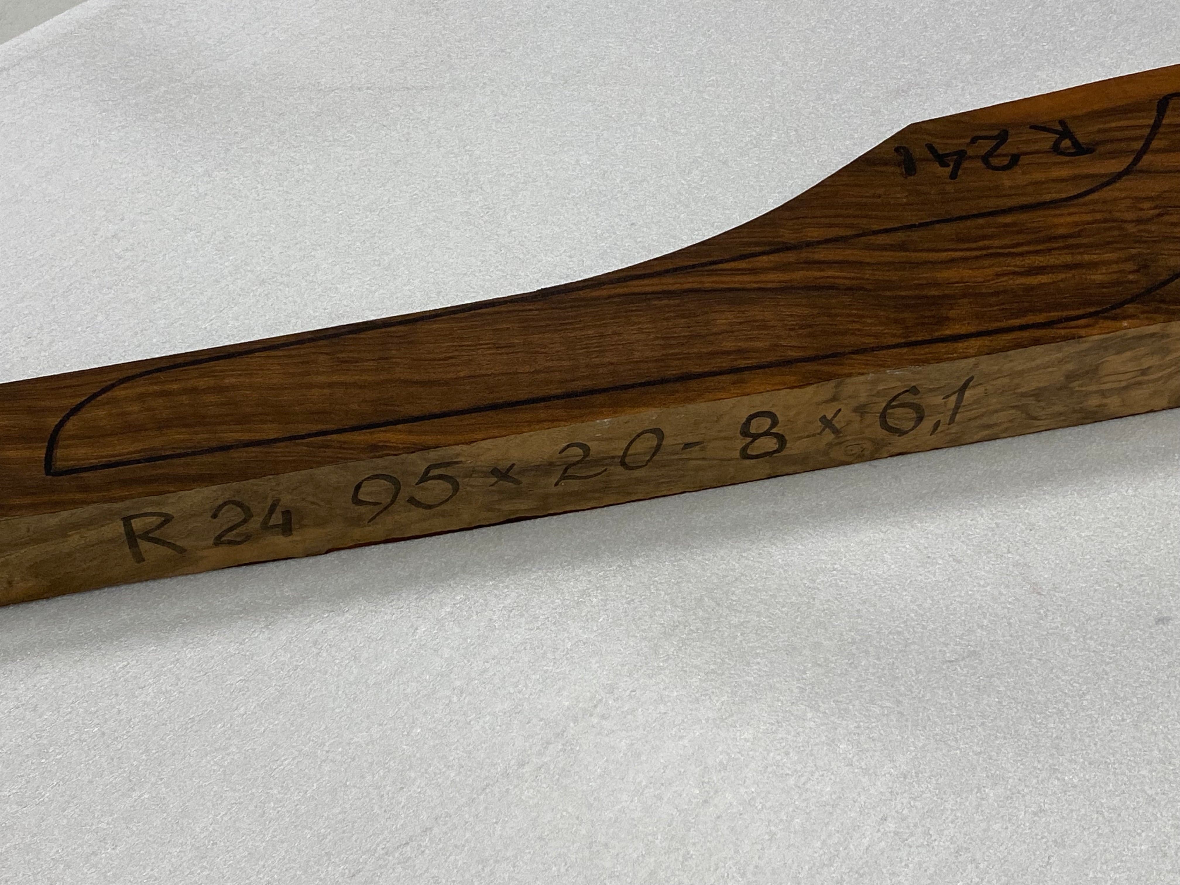 Gevärskolv i turkisk valnöt, klass 5 R-24