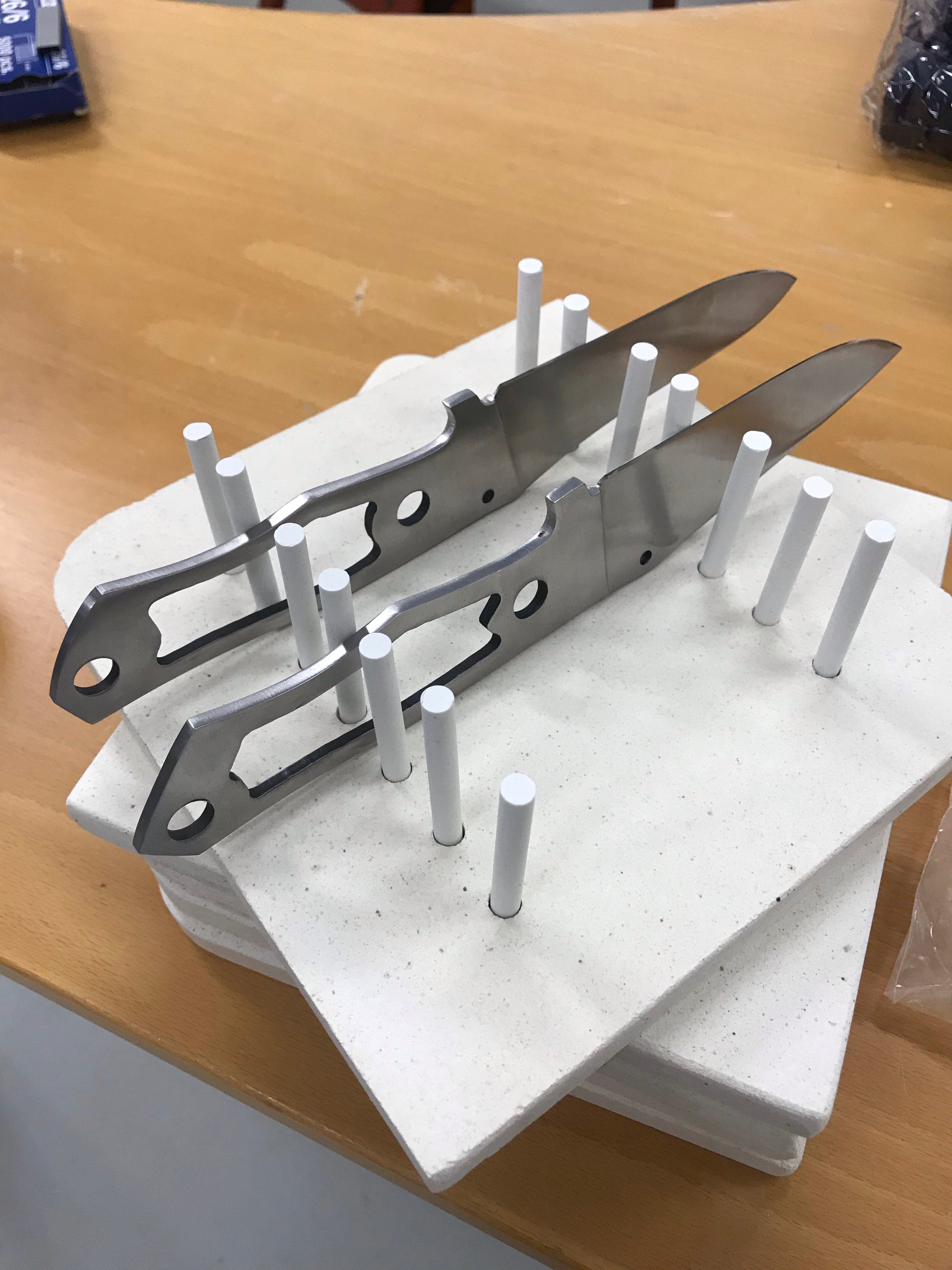 Knivbladshållare för härdningsugn