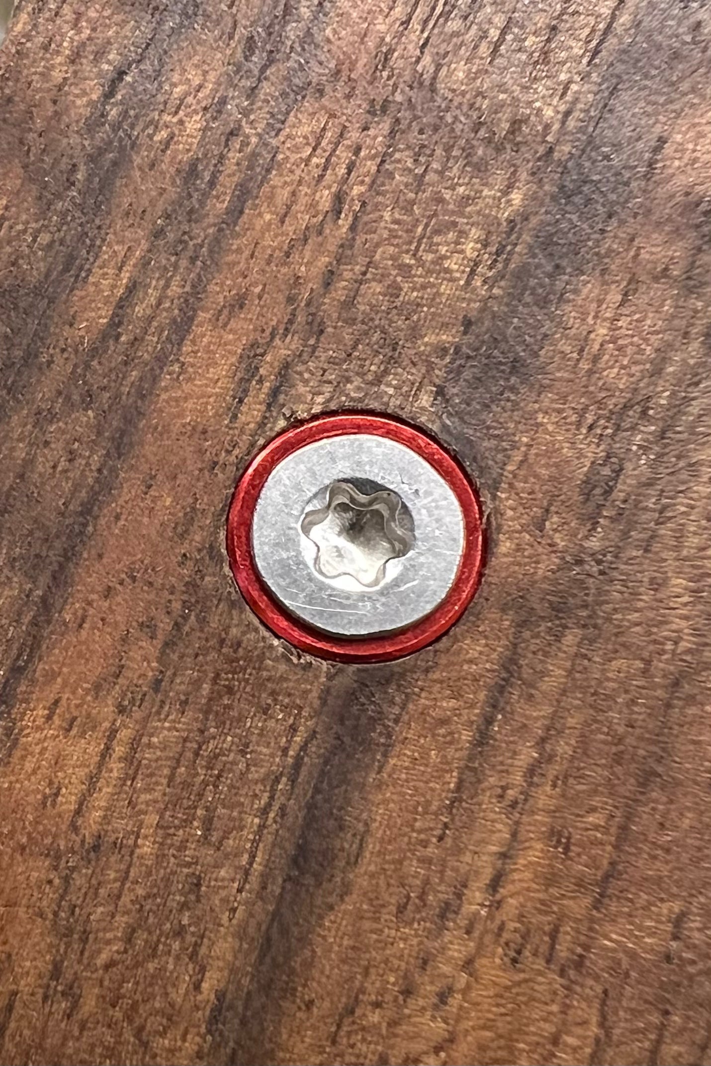 Skrue til skaft - Skrue med farget skive