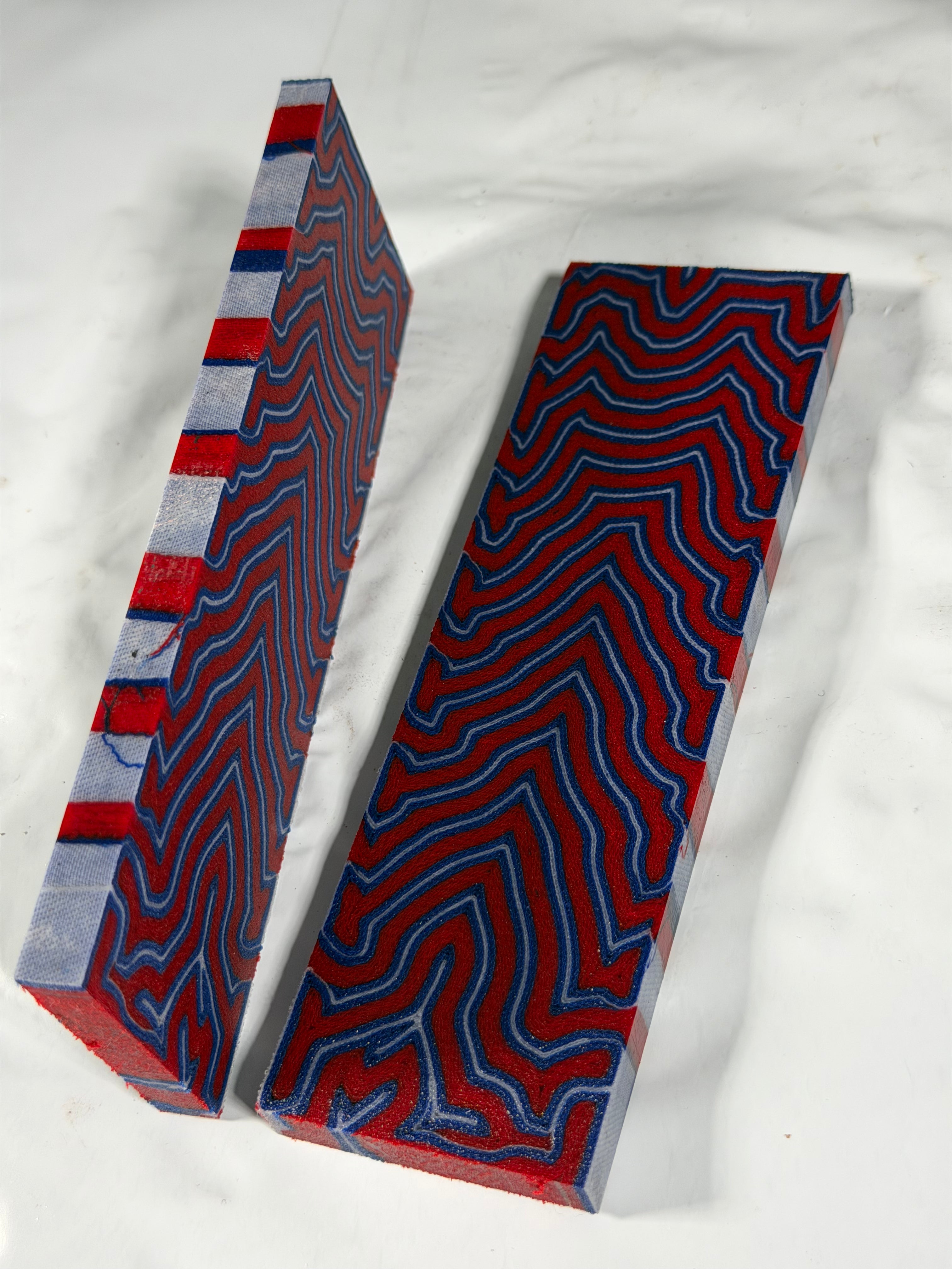 Micarta Damascus Rød hvit blå (sett med 2 plater)